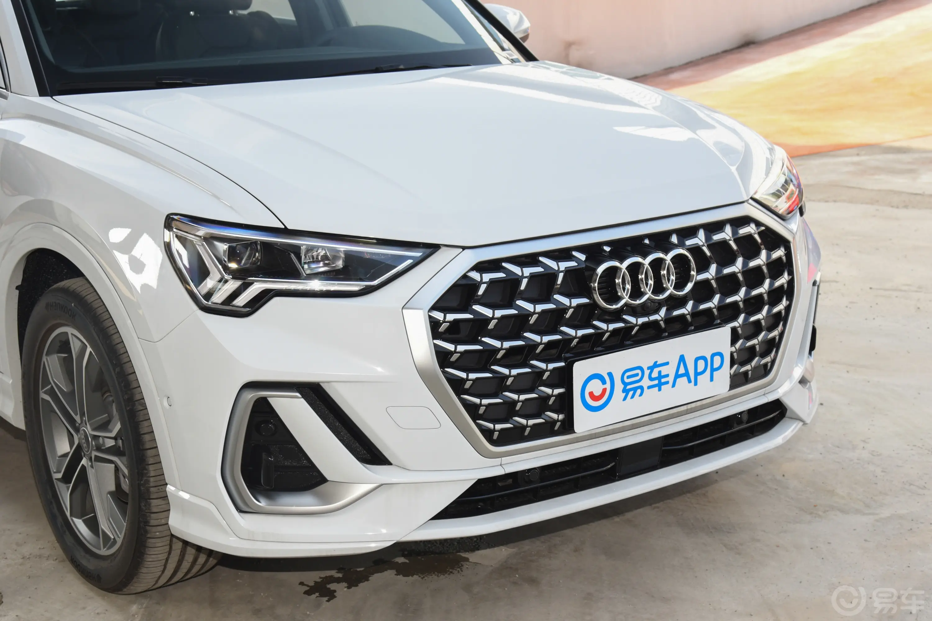 奥迪Q340 TFSI 时尚动感型前格栅侧俯拍