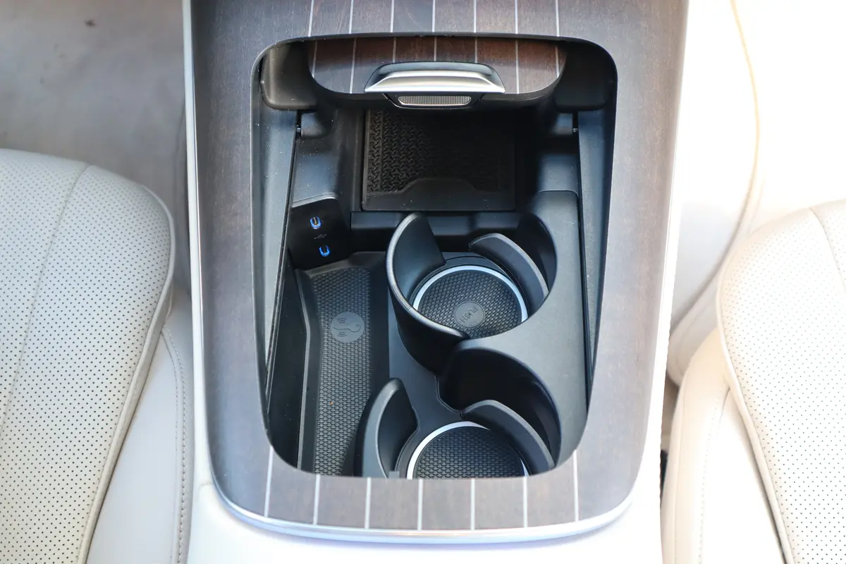 奔驰E级 插电混动(进口)E 300 e 插电式混合动力轿车内饰