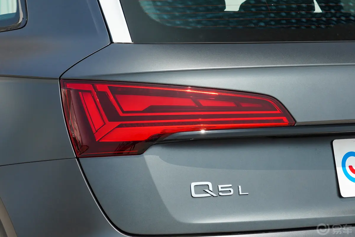 奥迪Q5L40 TFSI 豪华动感型外观灯组