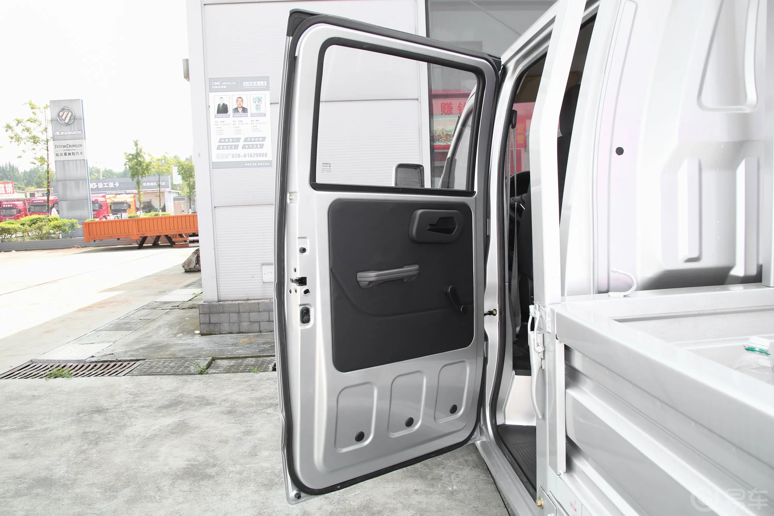神骐T301.6L 双排3.01米标准车舒适型 CNG驾驶员侧后车门