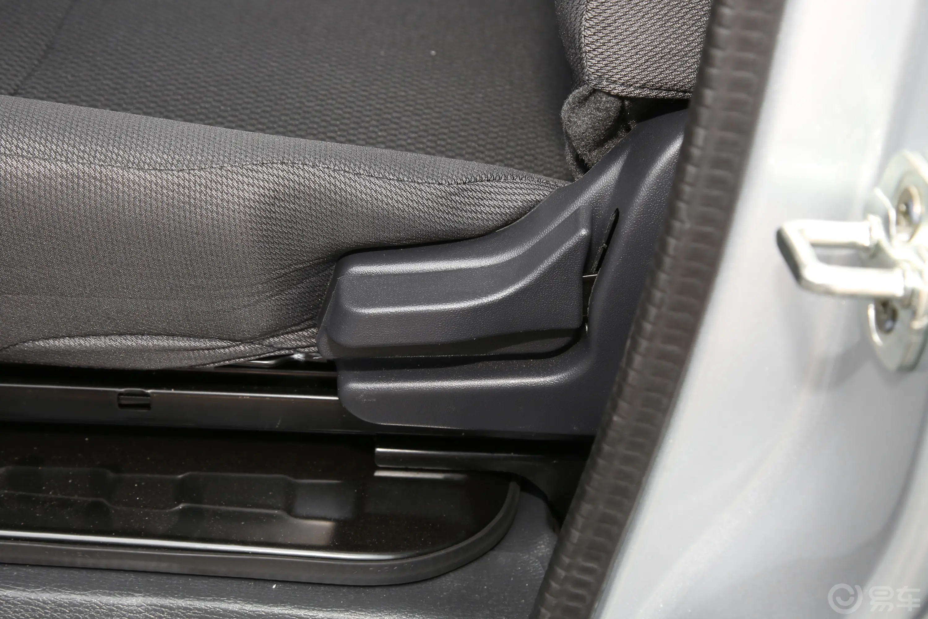 神骐T301.6L 双排3.01米标准车舒适型 CNG主驾座椅调节
