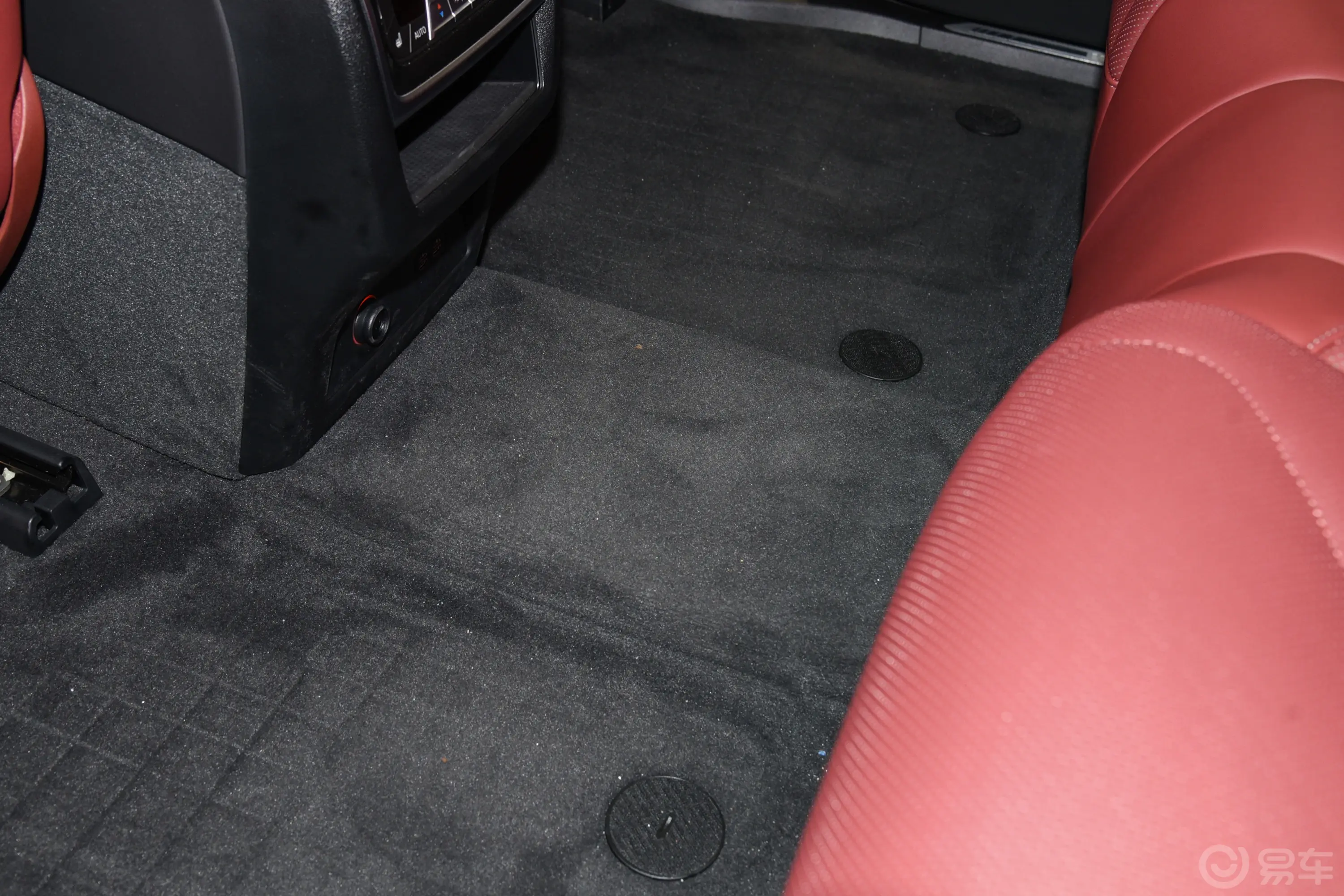 宝马X5xDrive40Li M运动套装后排地板中间位置