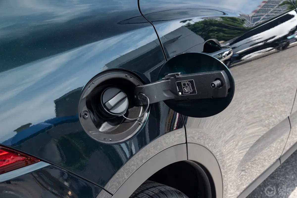 捷豹E-PACE2.0T 四驱耀黑运动版加油口