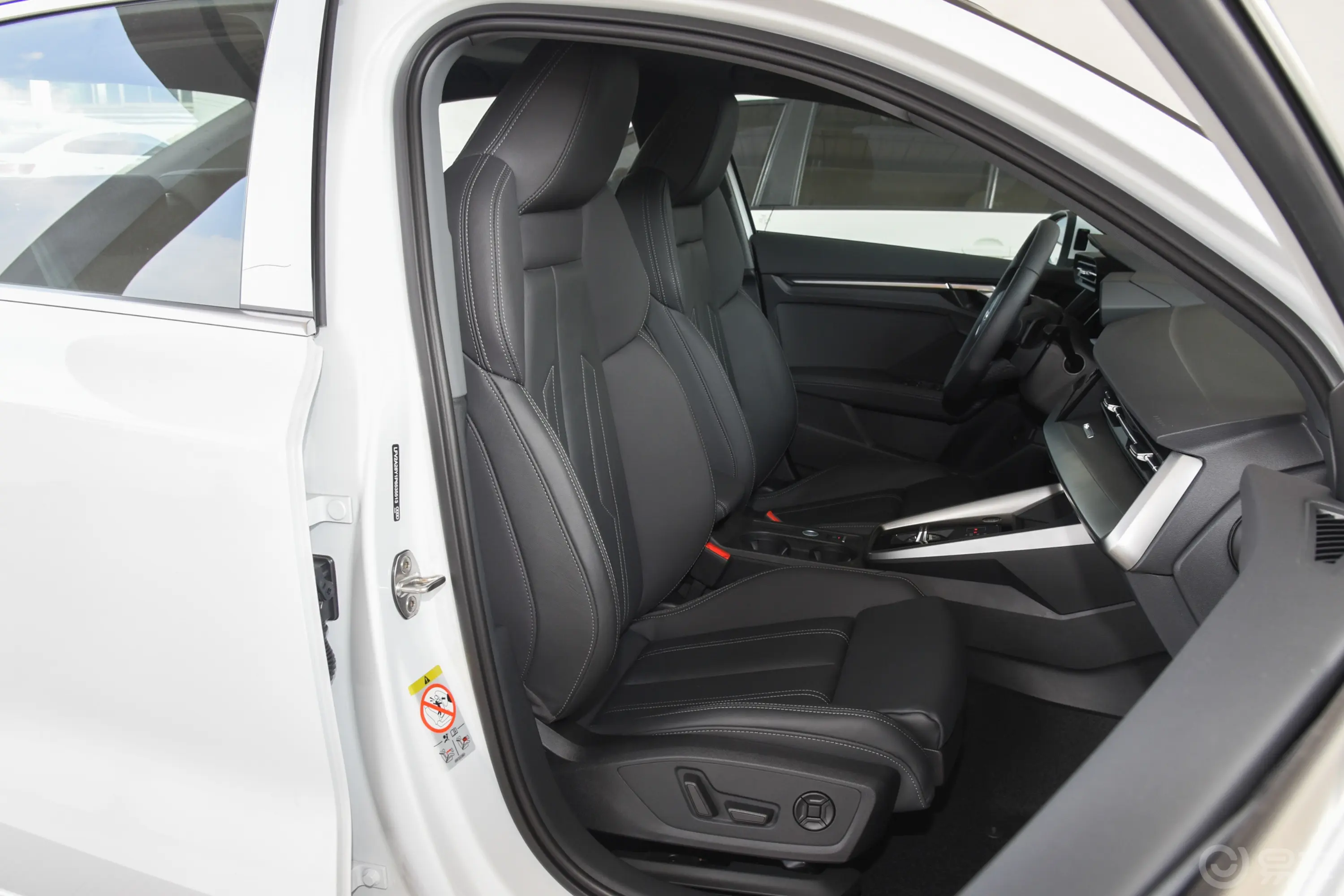 奥迪A3改款 A3L Limousine 35 TFSI 豪华致雅型副驾驶座椅