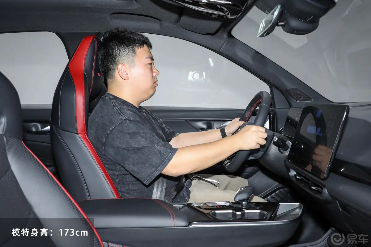 魔方1.5T 钻石版前排空间体验