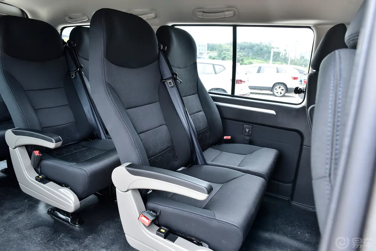 菱智M5 EV客运版 401km 标准型 9座后排座椅