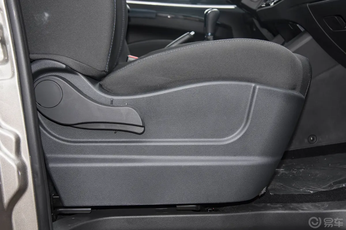 菱智M5L 1.6L 舒适型 7座副驾座椅调节