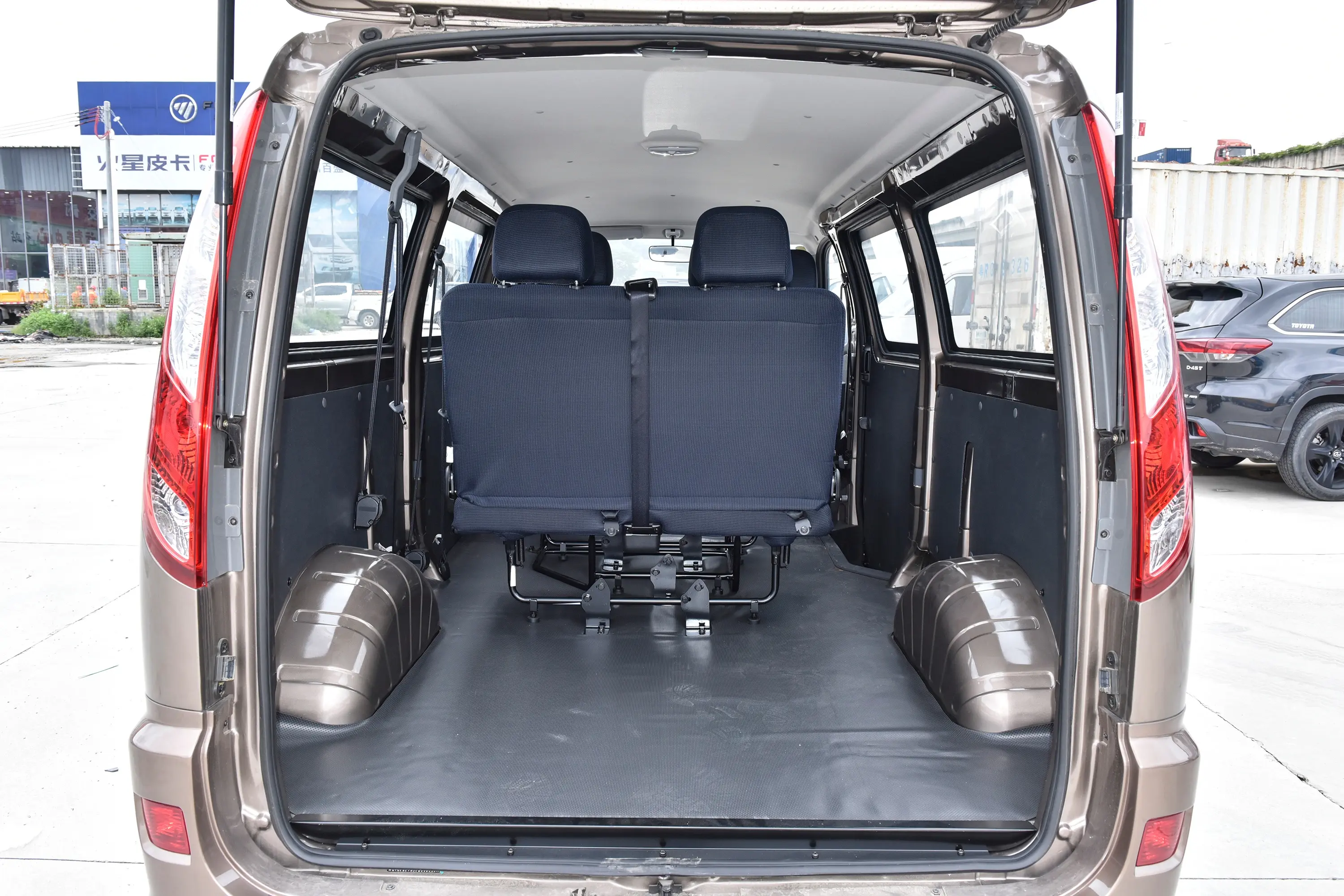 风景G5商运版 2.0L 手动明窗 5/6座 汽油后备厢空间特写