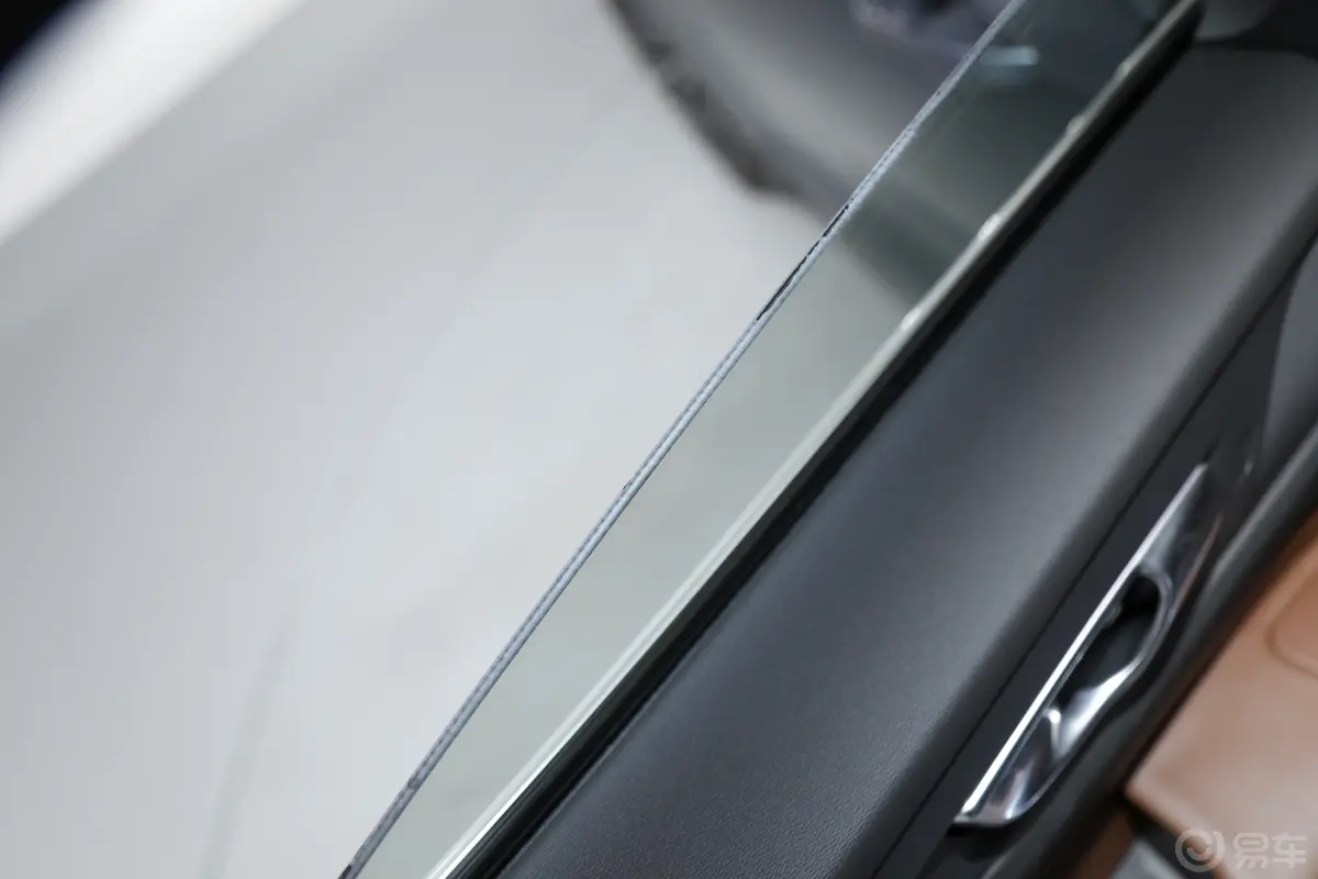 沃尔沃S60新能源T8 四驱智逸豪华版后排玻璃材质特写