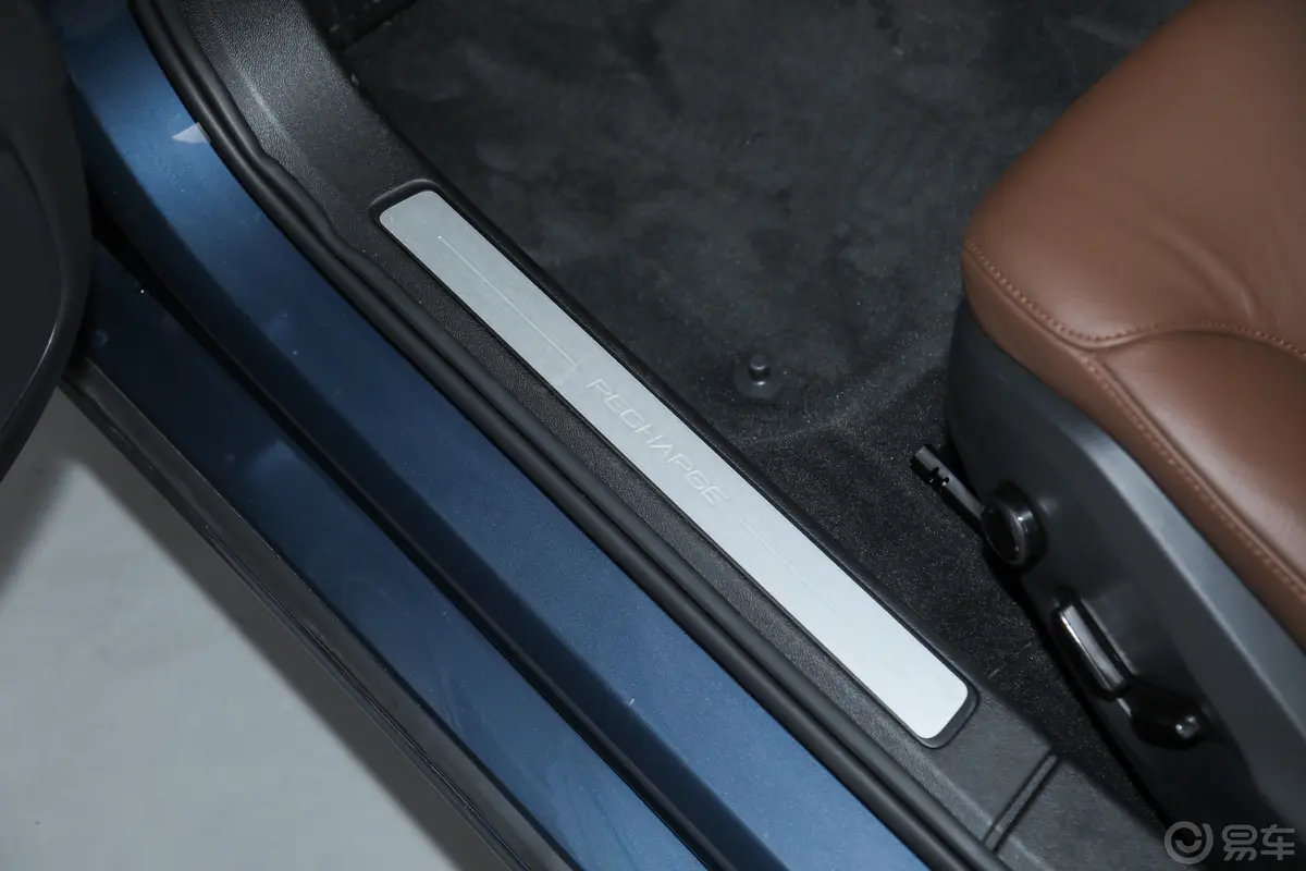 沃尔沃S60新能源T8 四驱智逸豪华版前排迎宾踏板