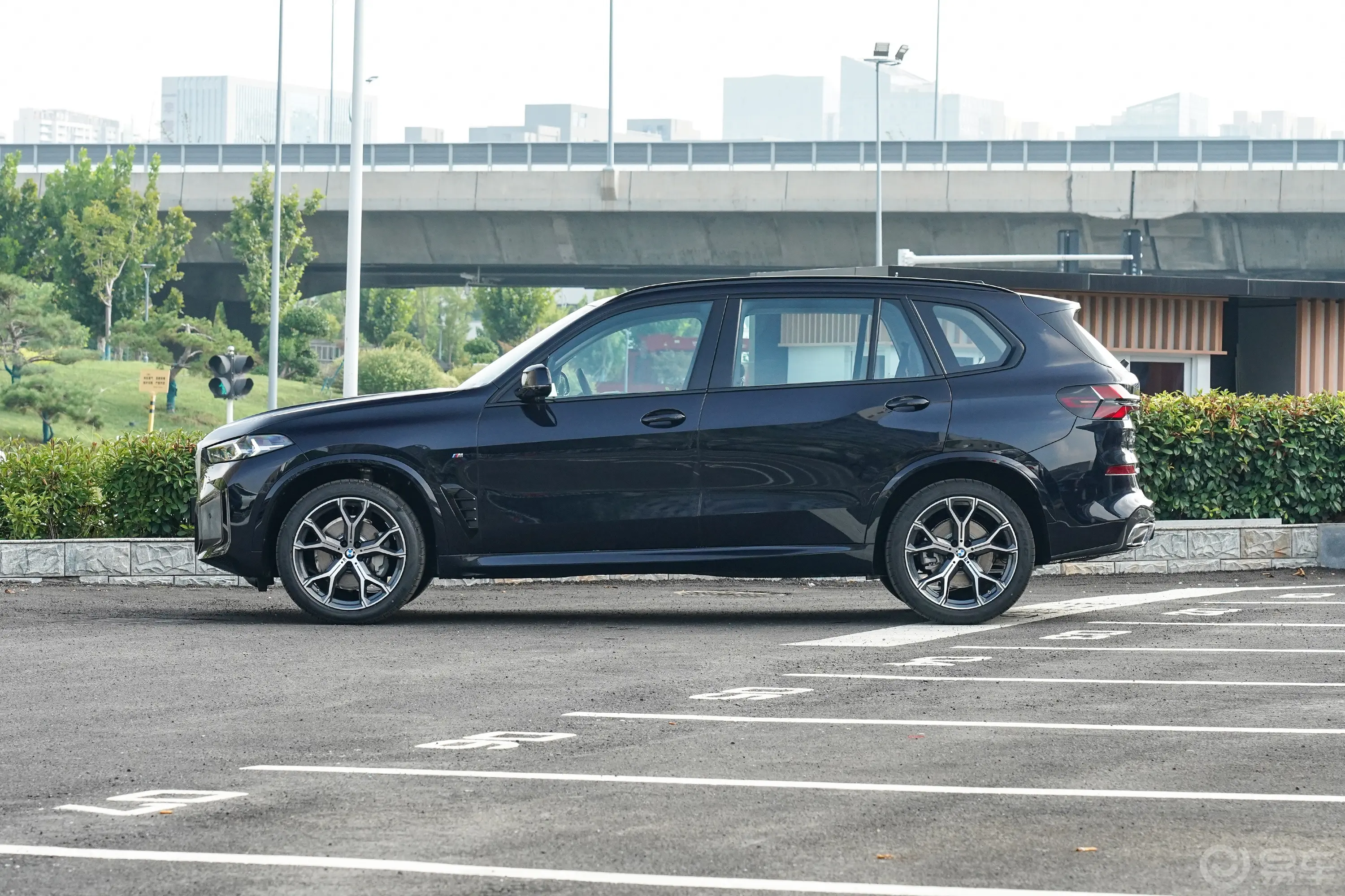 宝马X5xDrive30Li 尊享型M运动曜夜套装正侧车头向左水平