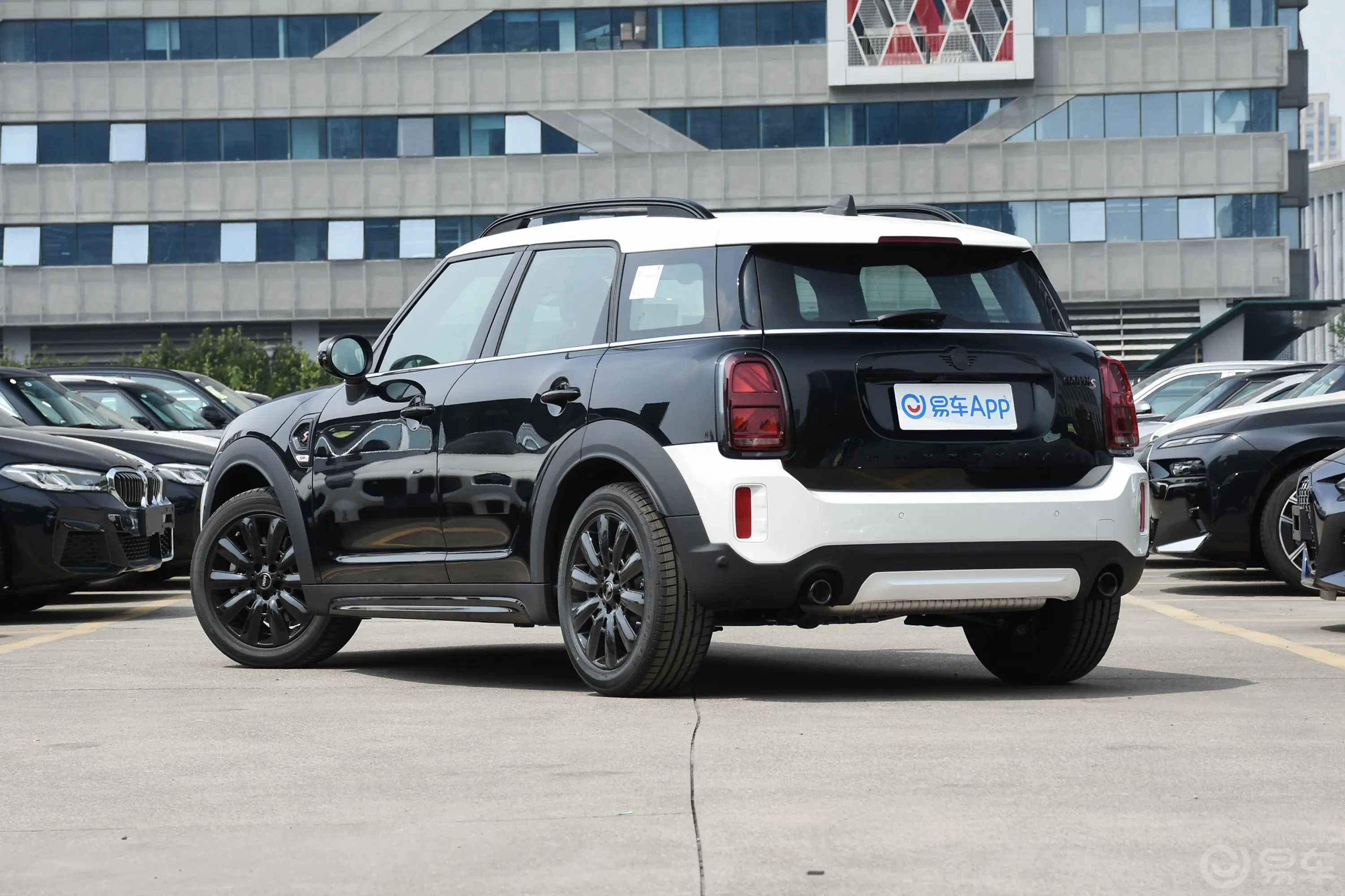 MINI COUNTRYMAN2.0T COOPER S ALL4 留白特别版侧后45度车头向左水平