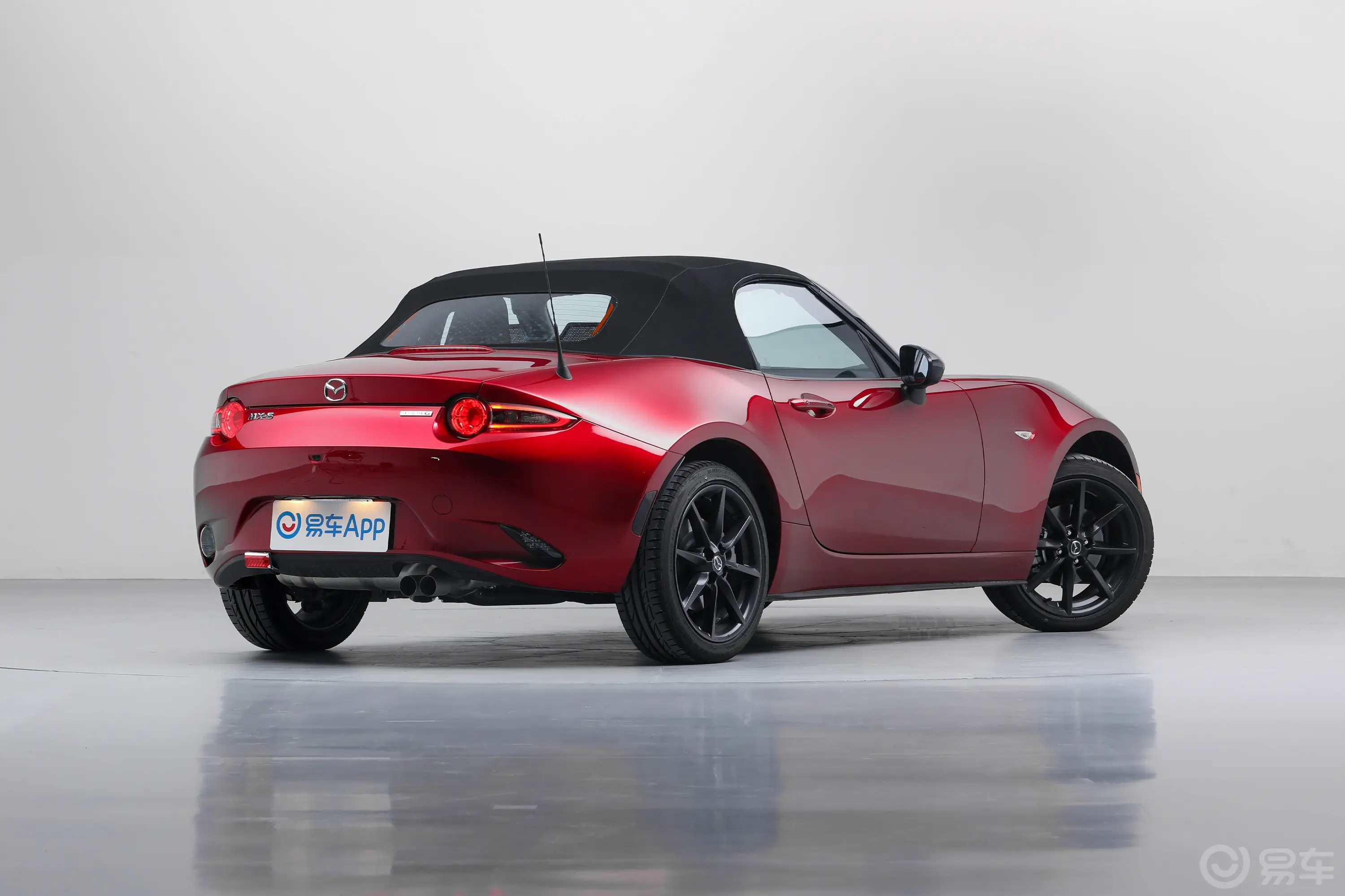 马自达MX-5MIATA SPORT 手动 软顶敞篷版侧后45度车头向右水平