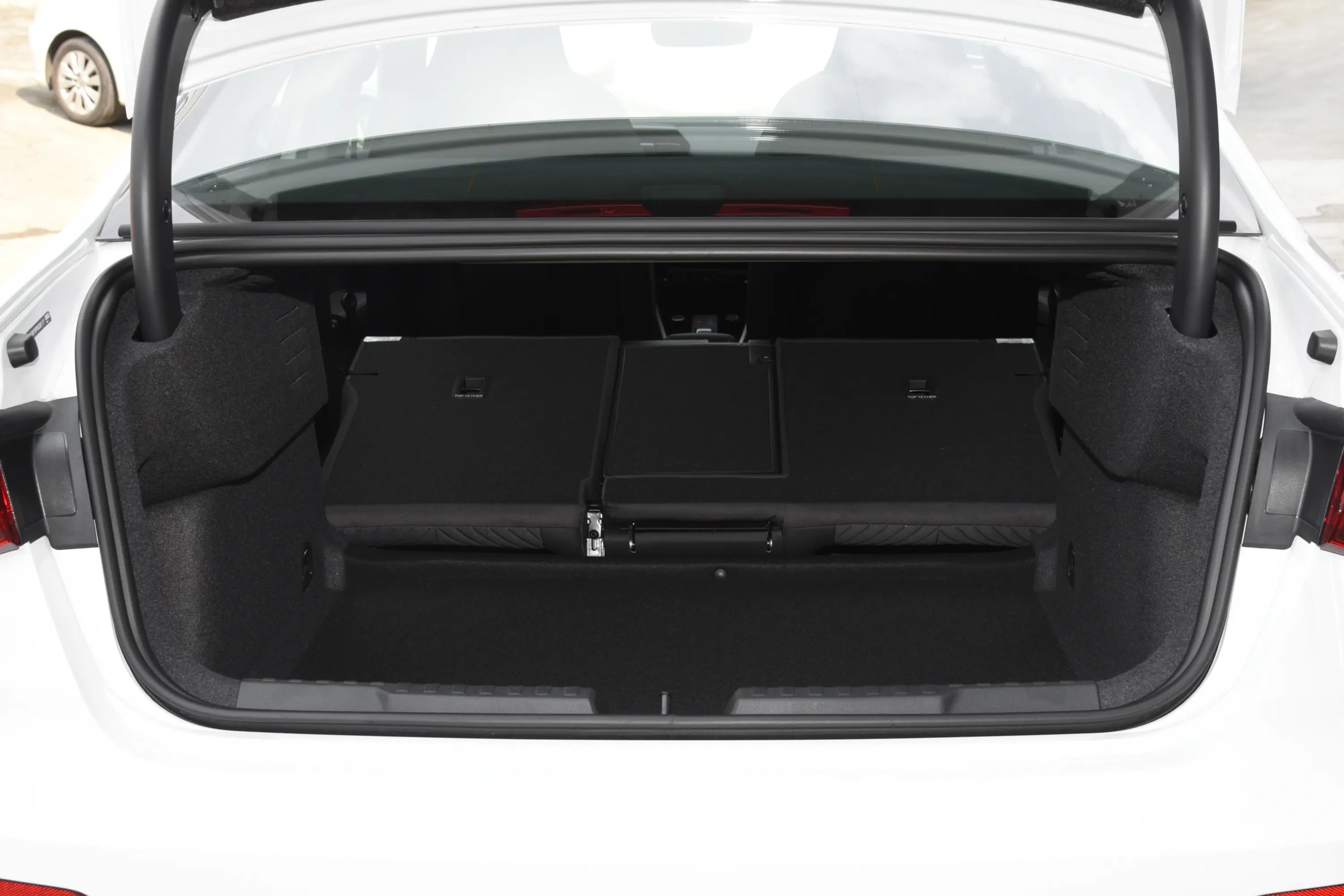 奥迪A3改款 A3L Limousine 35 TFSI 时尚致雅型后备箱内座椅放倒按钮