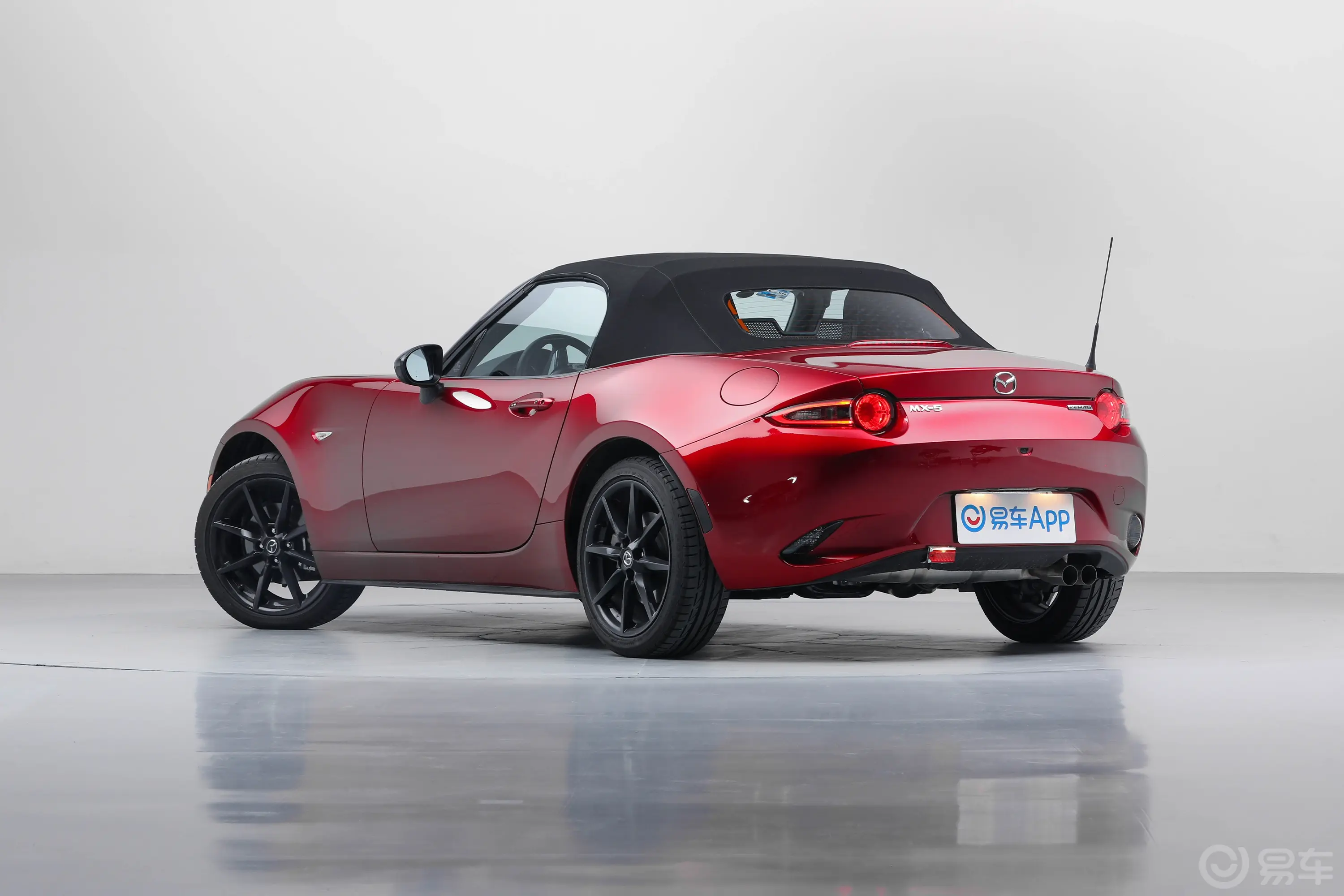 马自达MX-5MIATA SPORT 手动 软顶敞篷版侧后45度车头向左水平