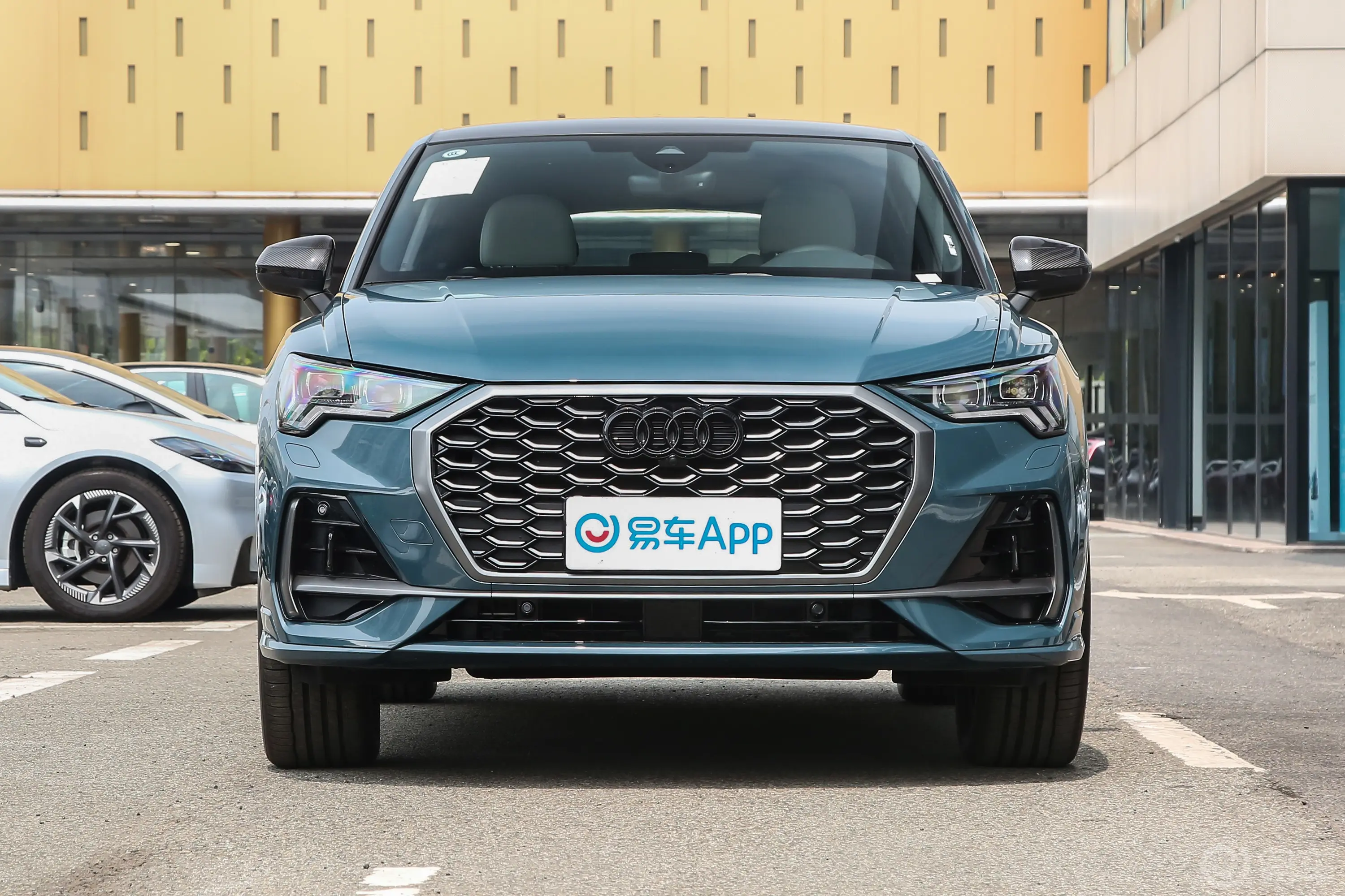 奥迪Q3 Sportback45 TFSI quattro 时尚型正前水平