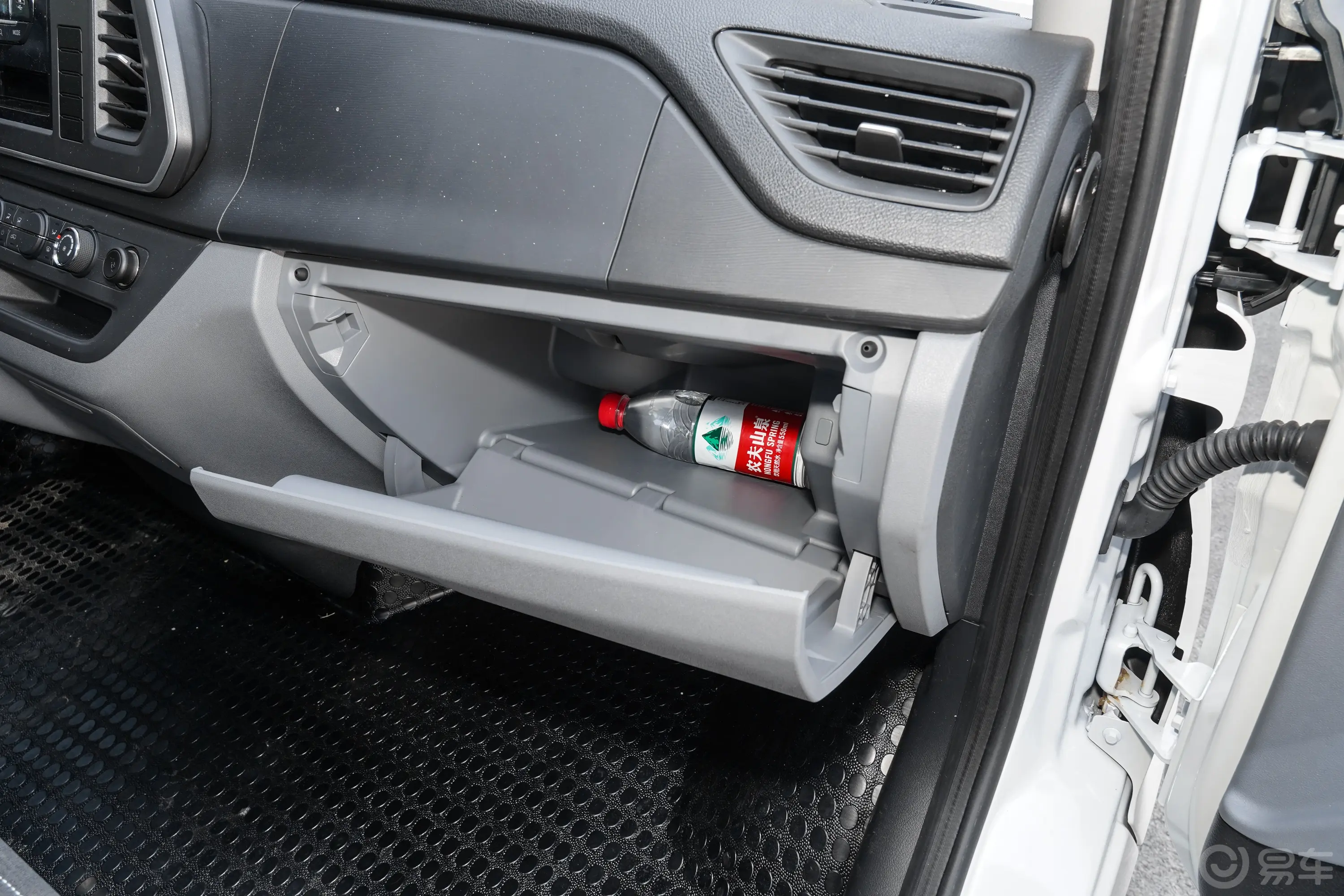 新途V80商旅PRO 2.0T 手动长轴中顶非营运 9座(三排)手套箱空间水瓶横置