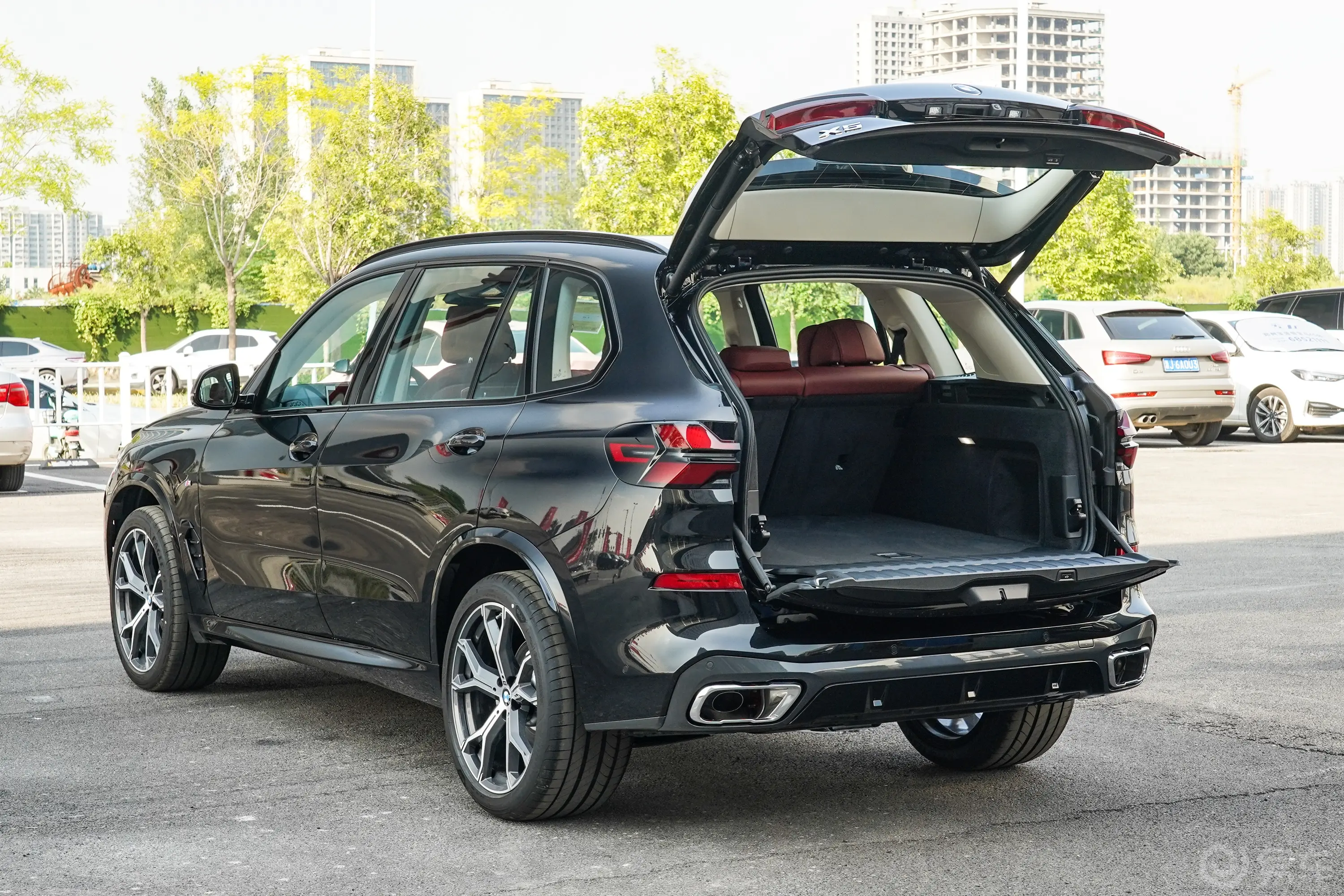 宝马X5xDrive30Li 尊享型M运动曜夜套装后备厢开启45度侧拍