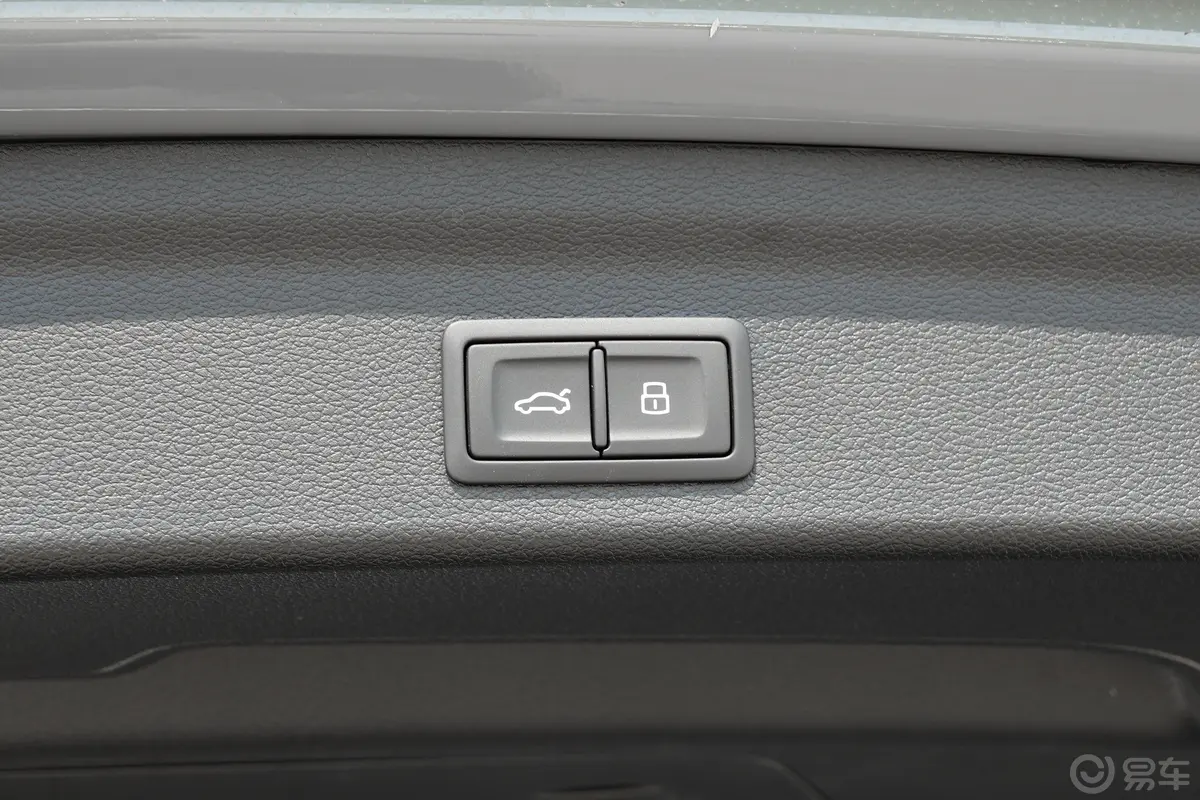 奥迪Q340 TFSI 时尚动感型上市版电动尾门按键（手动扶手）