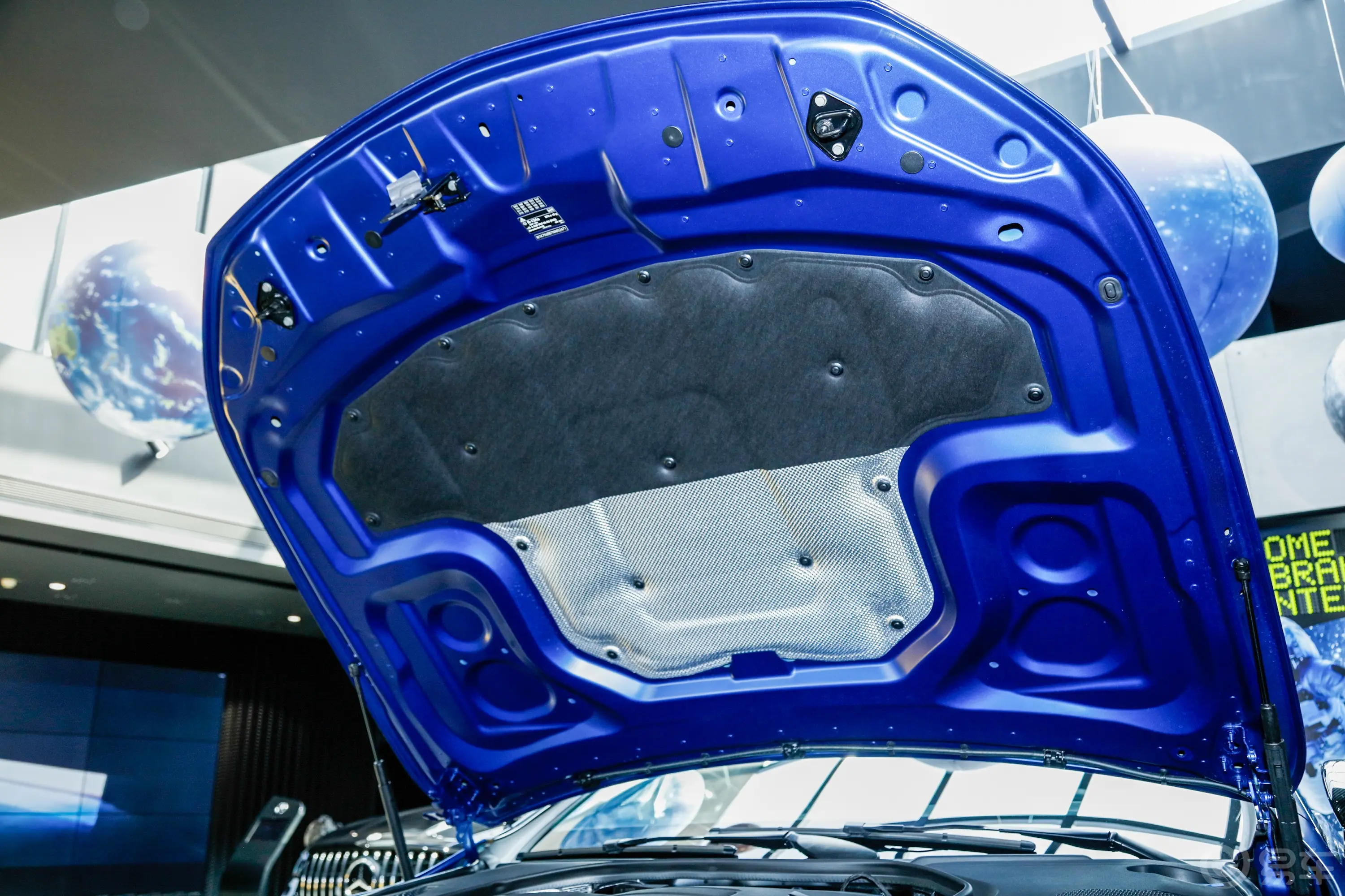 奔驰GT AMGAMG GT 53 4MATIC+ 四门跑车发动机舱盖内侧