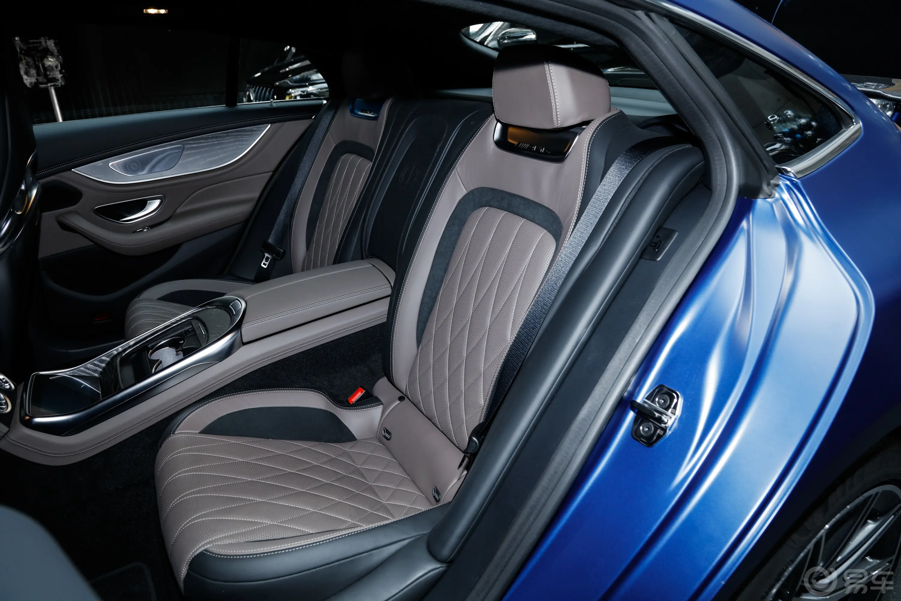 奔驰GT AMGAMG GT 53 4MATIC+ 四门跑车后备箱内座椅放倒按钮
