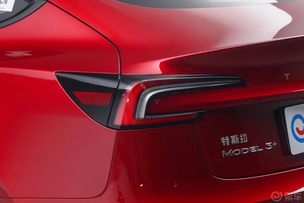 Model 3713km 长续航全轮驱动版尾灯侧45度俯拍