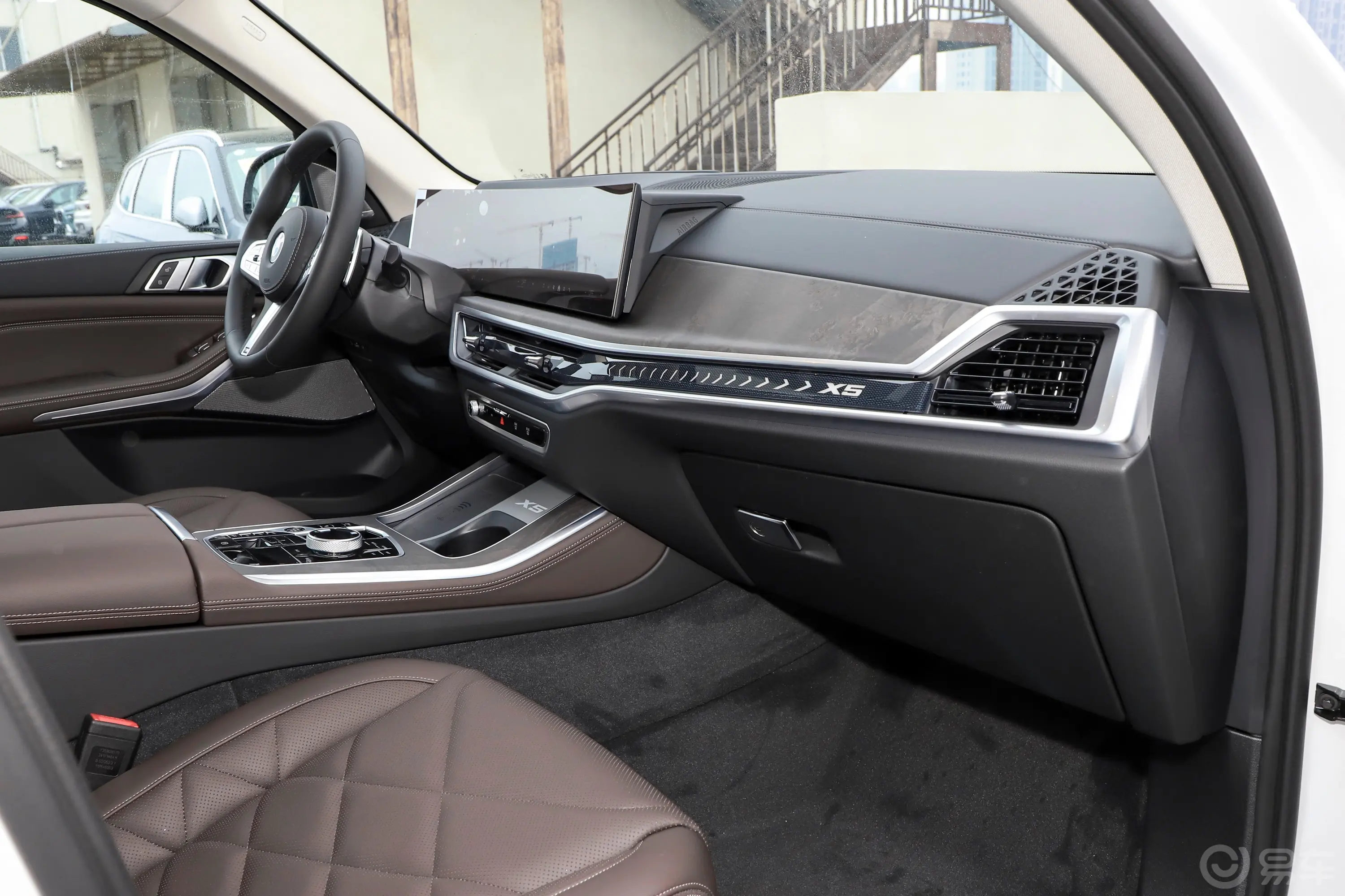 宝马X5xDrive30Li M运动套装内饰全景副驾方向