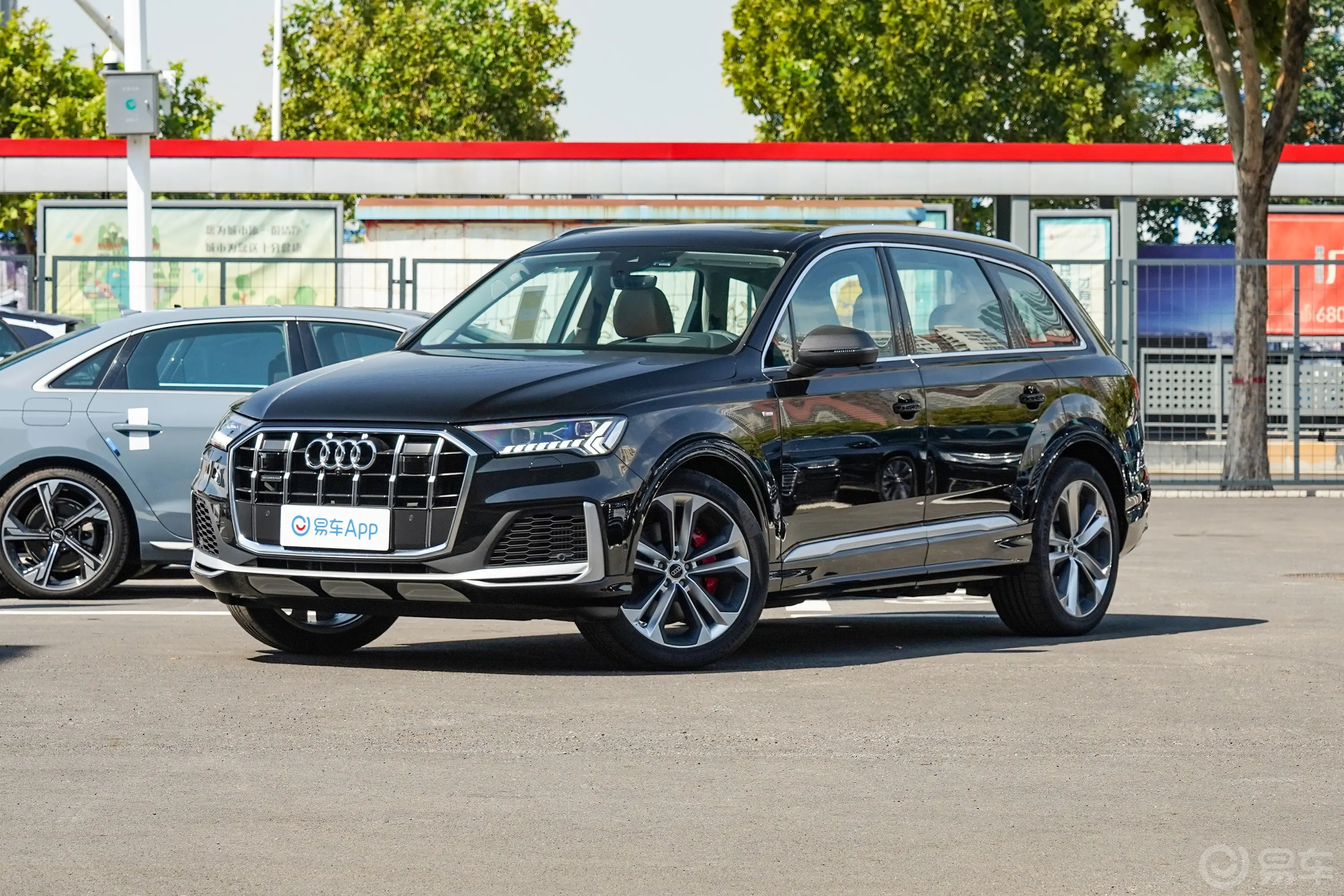 奥迪Q755 TFSI quattro S line尊贵型侧前45度车头向左水平