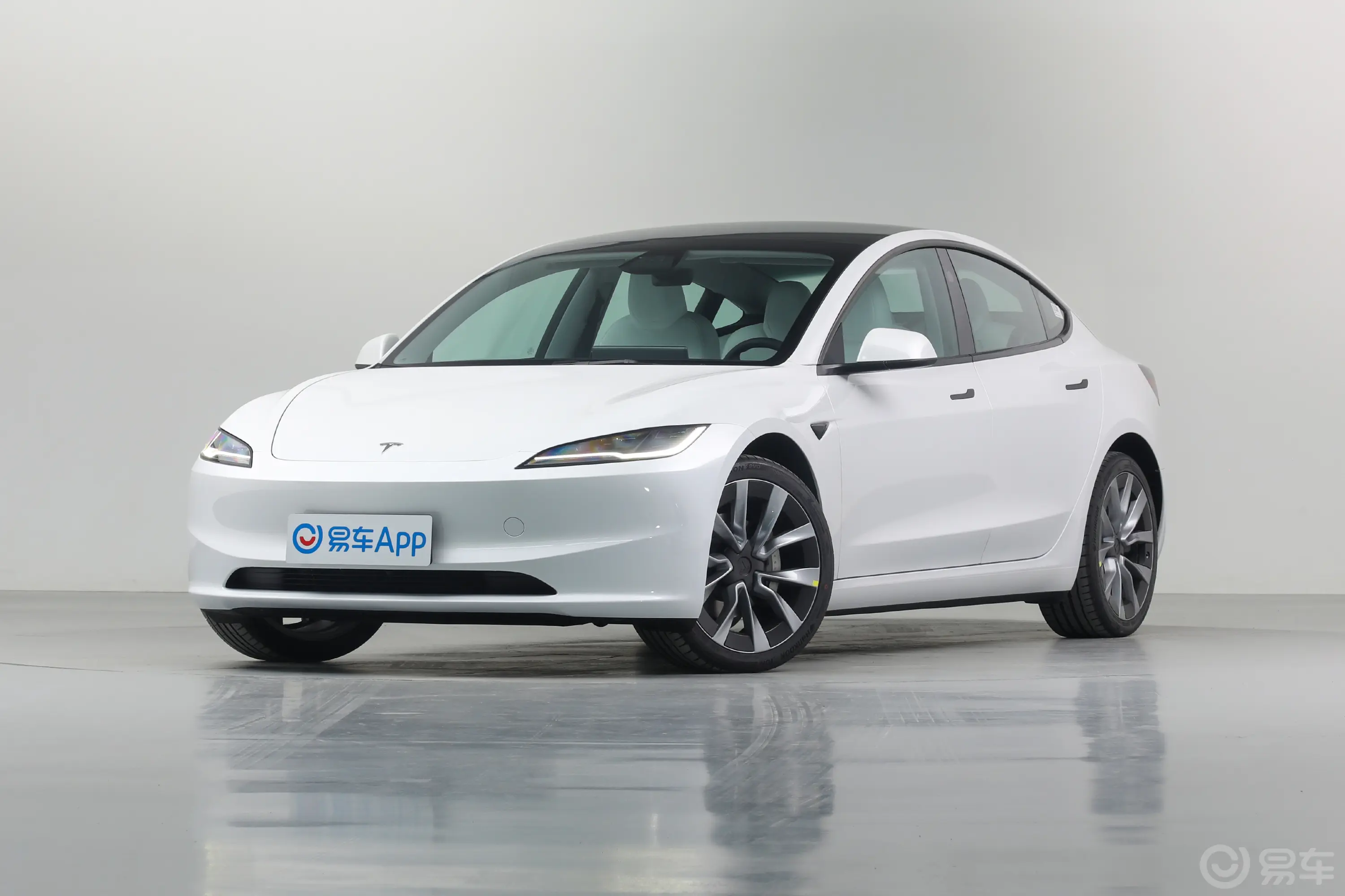 Model 3713km 长续航全轮驱动版侧前45度车头向左水平