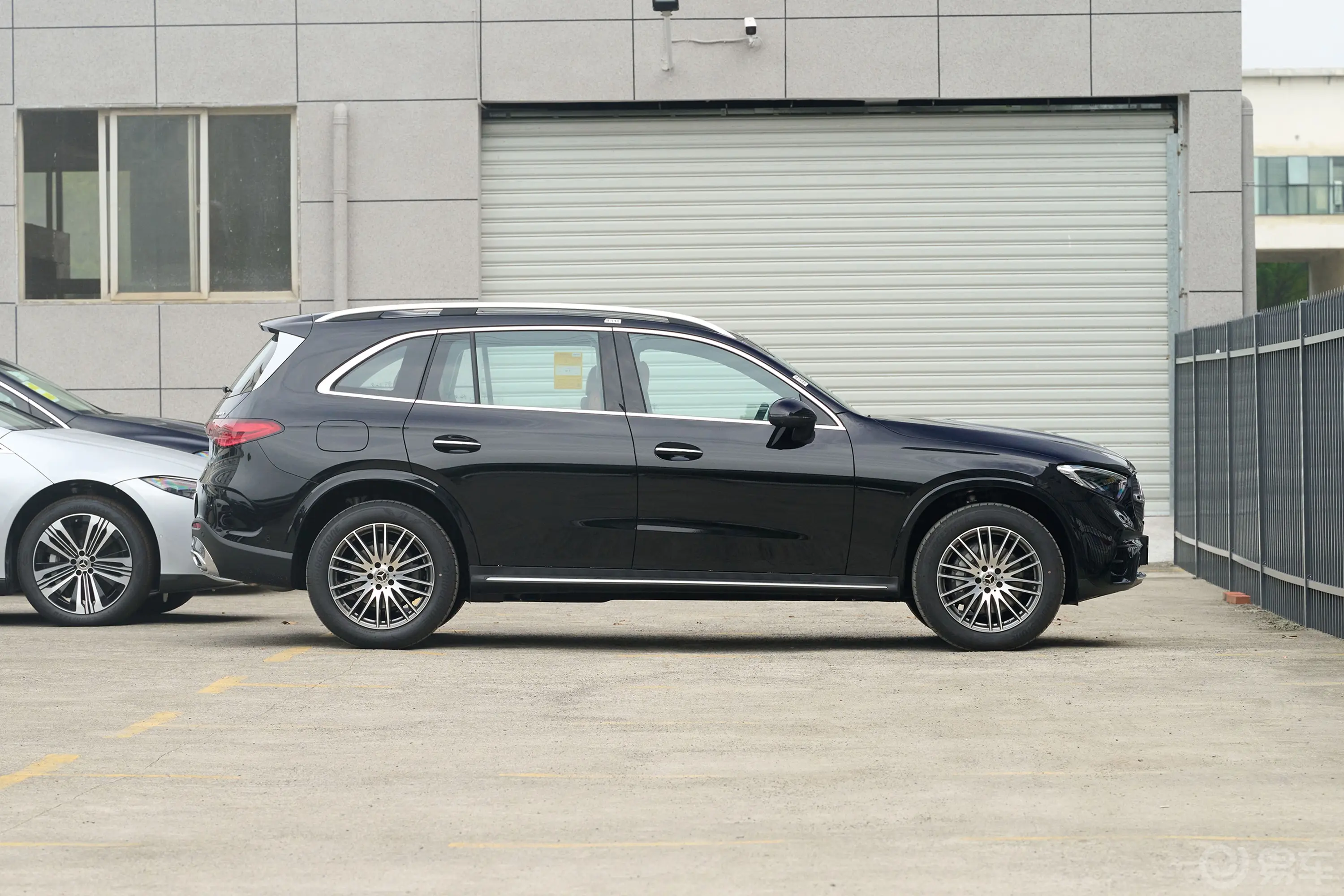 奔驰GLC改款 GLC 300 L 4MATIC 动感型 5座正侧车头向右水平