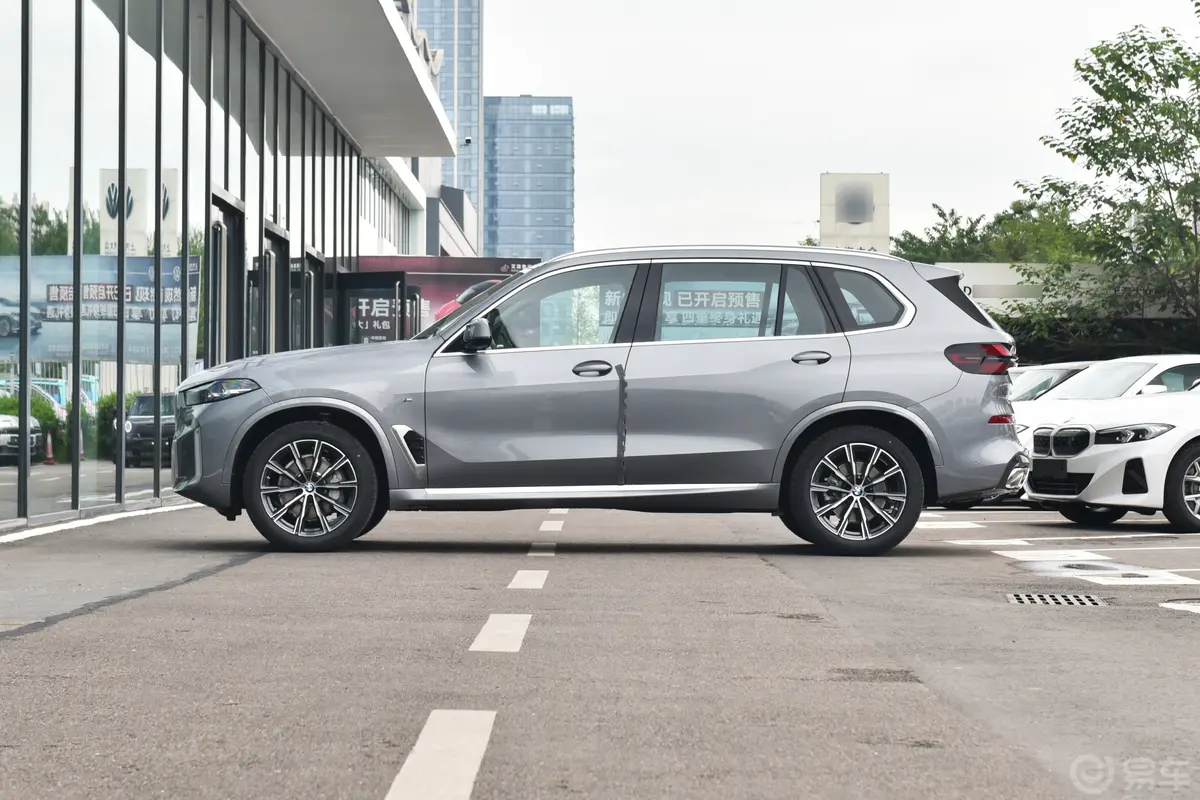 宝马X5xDrive30Li M运动套装正侧车头向左水平