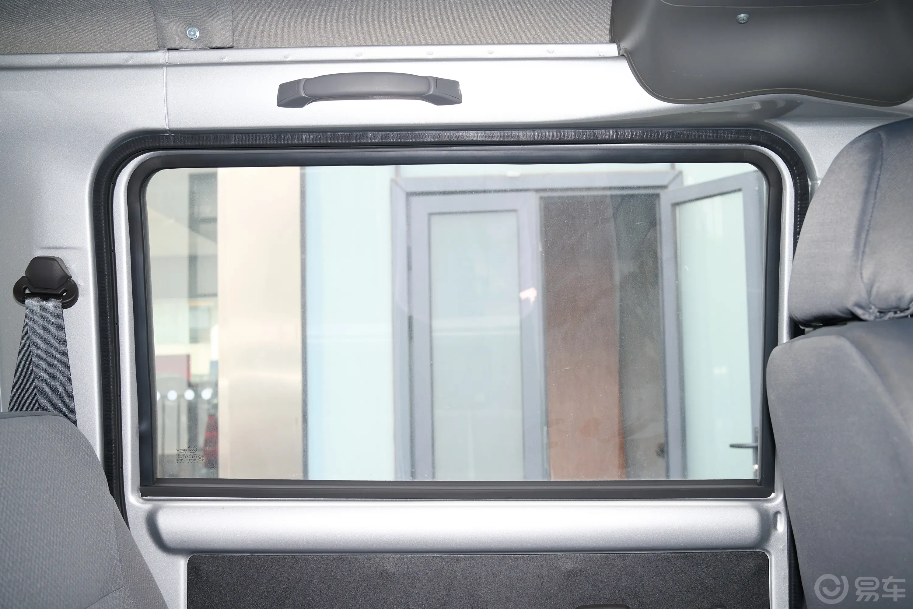 五菱荣光EV300km 客车加长版基本型 7座后排侧窗遮阳帘