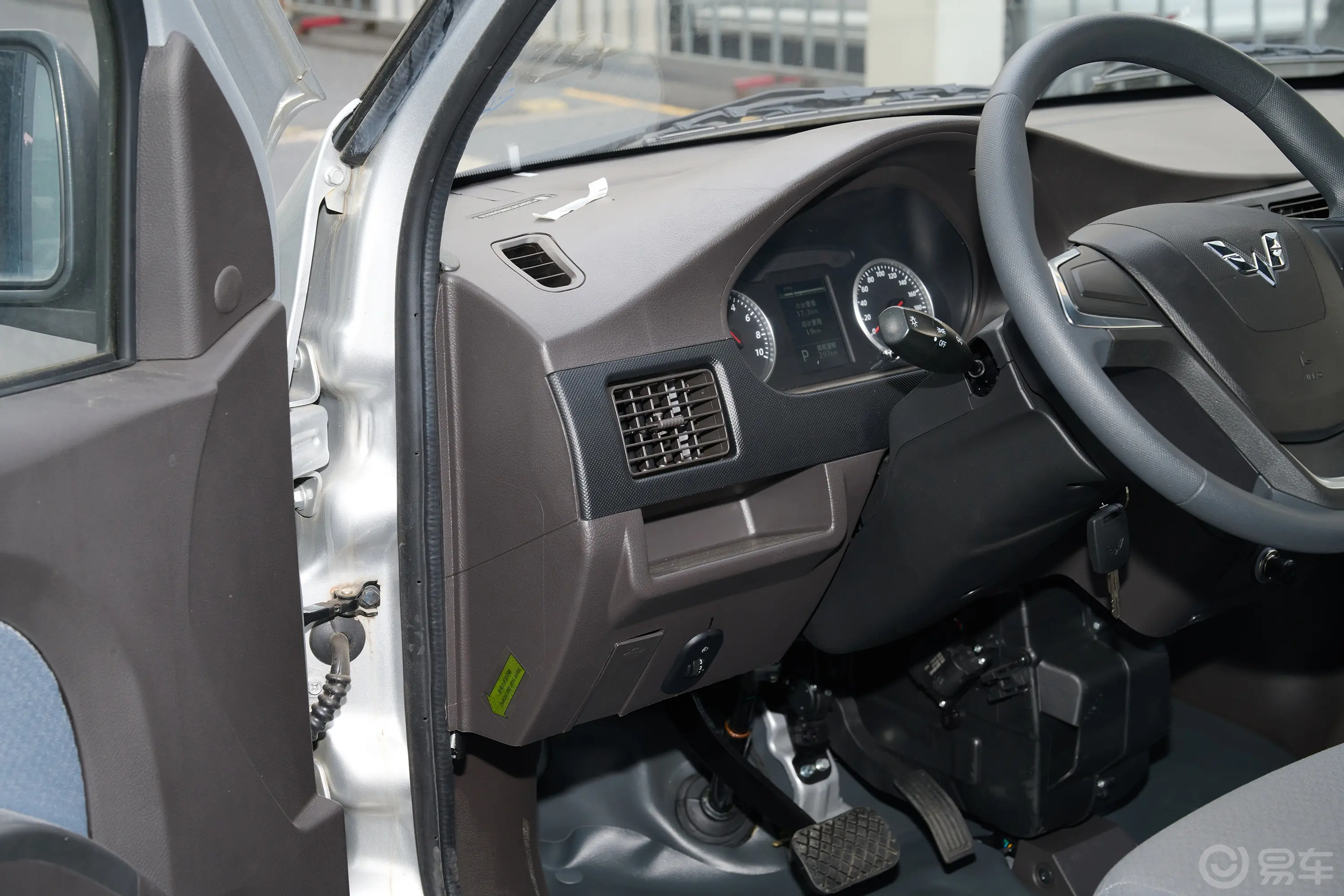 五菱荣光EV300km 客车加长版基本型 7座主驾驶位