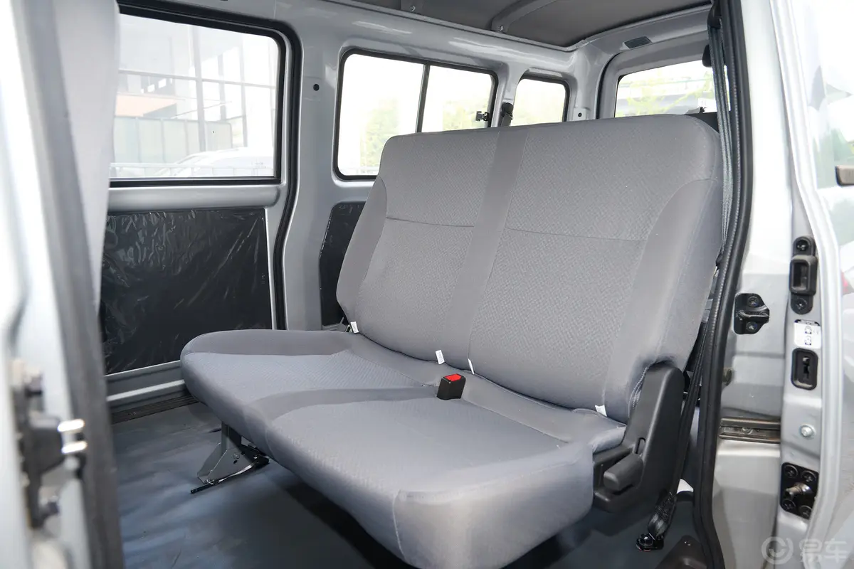 五菱荣光EV300km 客车加长版基本型 7座第三排空间体验