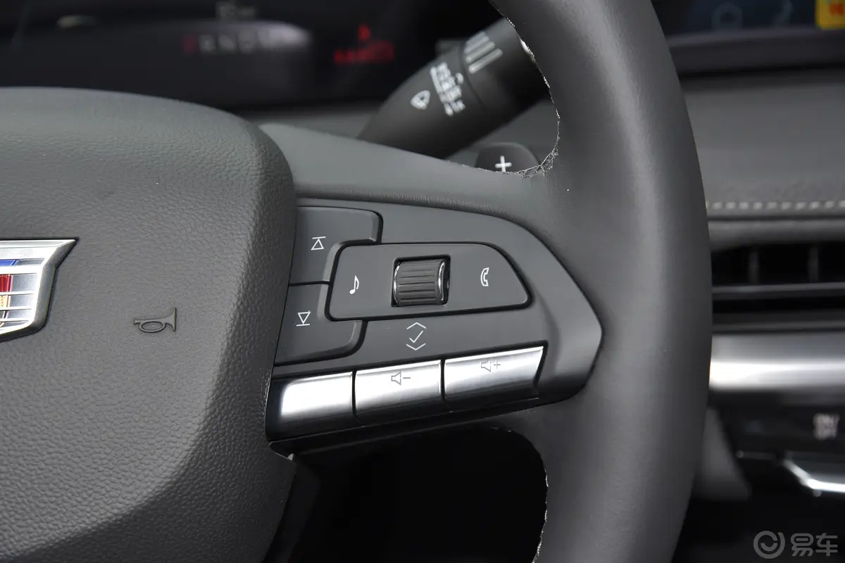凯迪拉克XT425T 两驱风尚型右侧方向盘功能按键