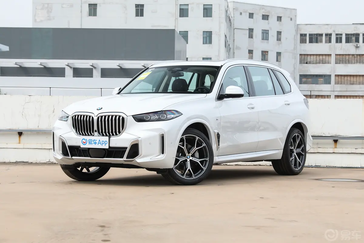 宝马X5xDrive30Li 尊享型M运动套装侧前45度车头向左水平