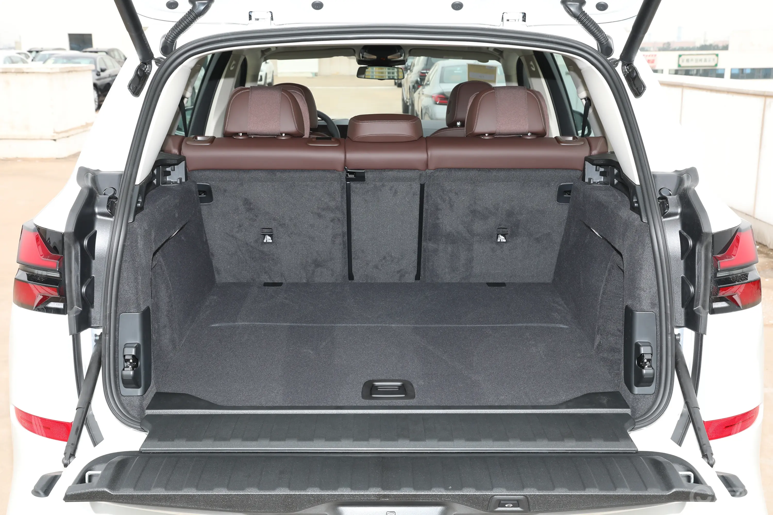 宝马X5xDrive30Li 尊享型M运动套装后备厢空间特写