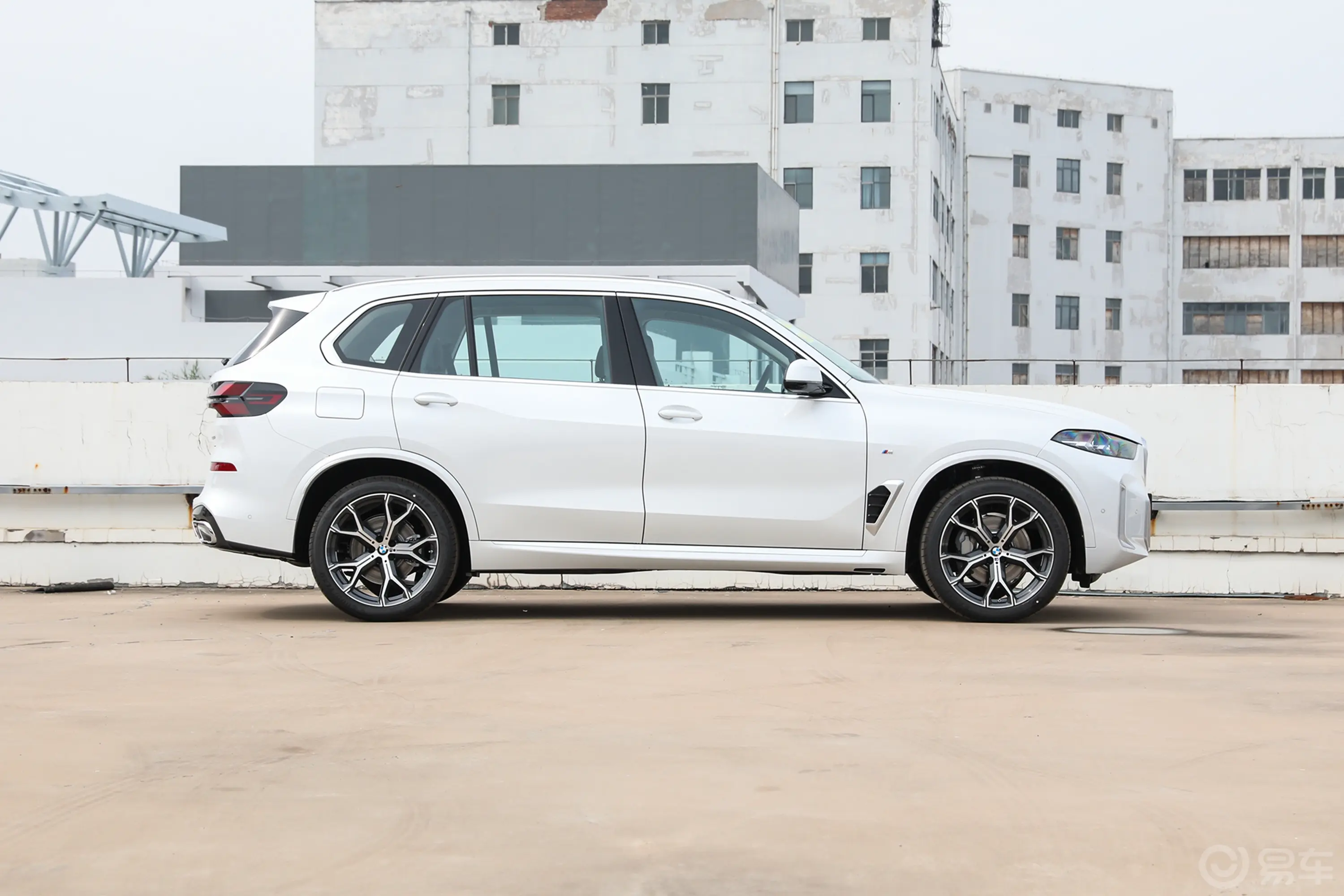 宝马X5xDrive30Li 尊享型M运动套装正侧车头向右水平