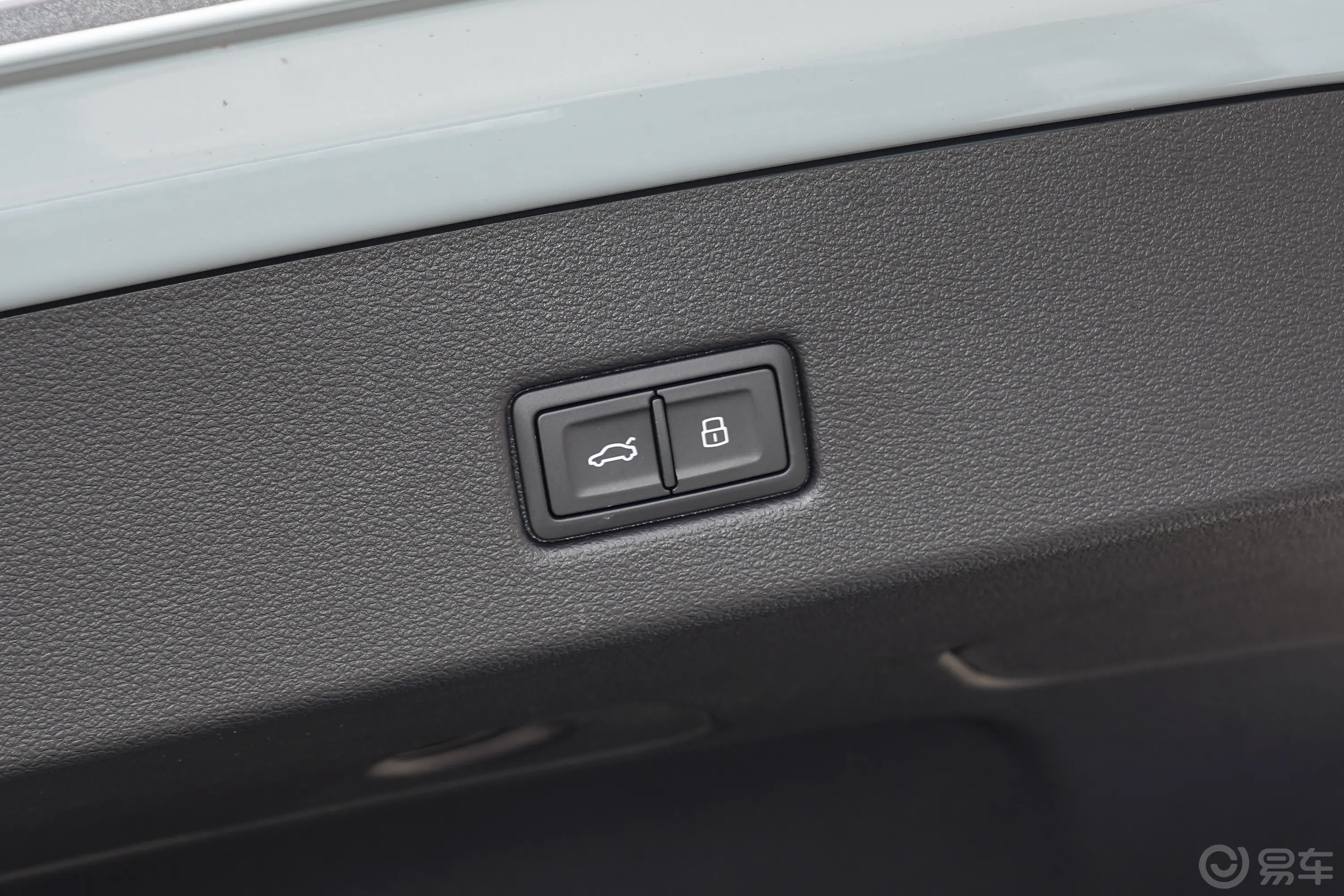 奥迪S72.9T Sportback 竞技限量版电动尾门按键（手动扶手）