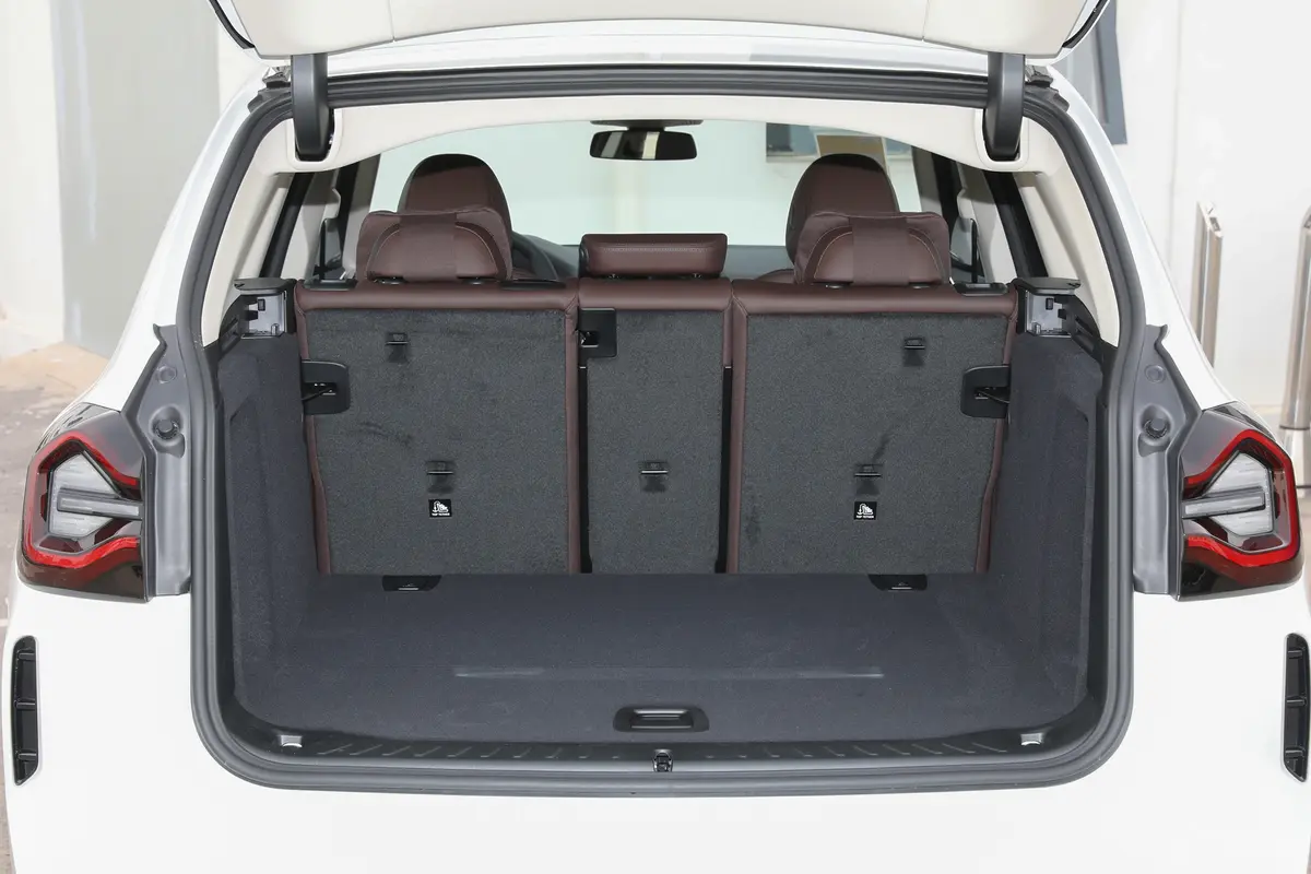 宝马X3改款 xDrive30i 领先型 M曜夜套装后备厢空间特写