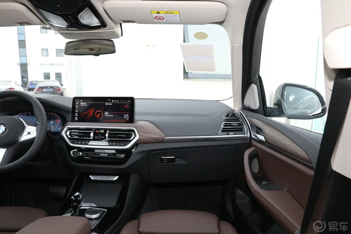 宝马X3改款 xDrive30i 领先型 M曜夜套装副驾驶位区域