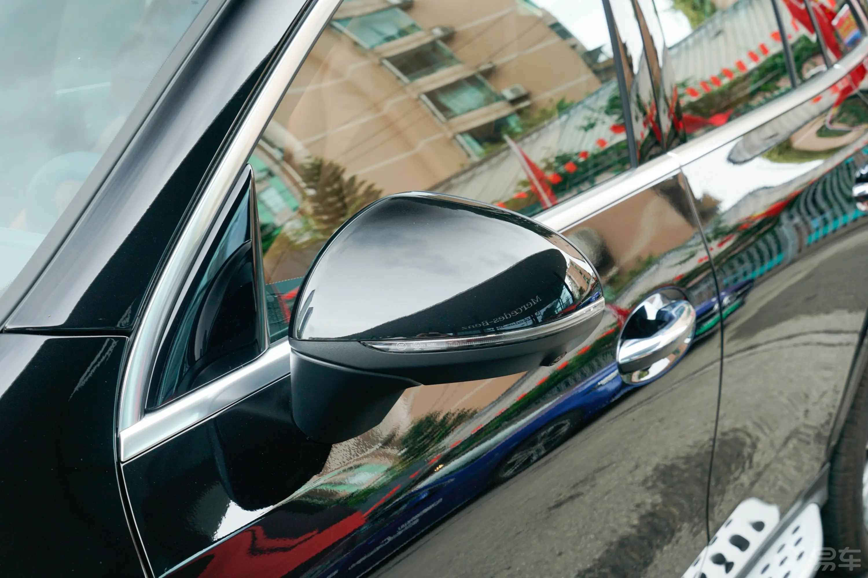 奔驰GLC改款 GLC 300 L 4MATIC 动感型 7座主驾驶后视镜背面