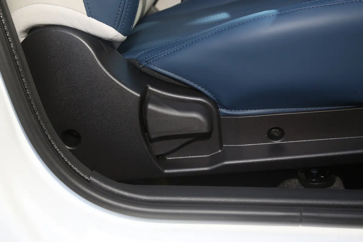 瑞虎3x1.5L CVT闪耀版副驾座椅调节