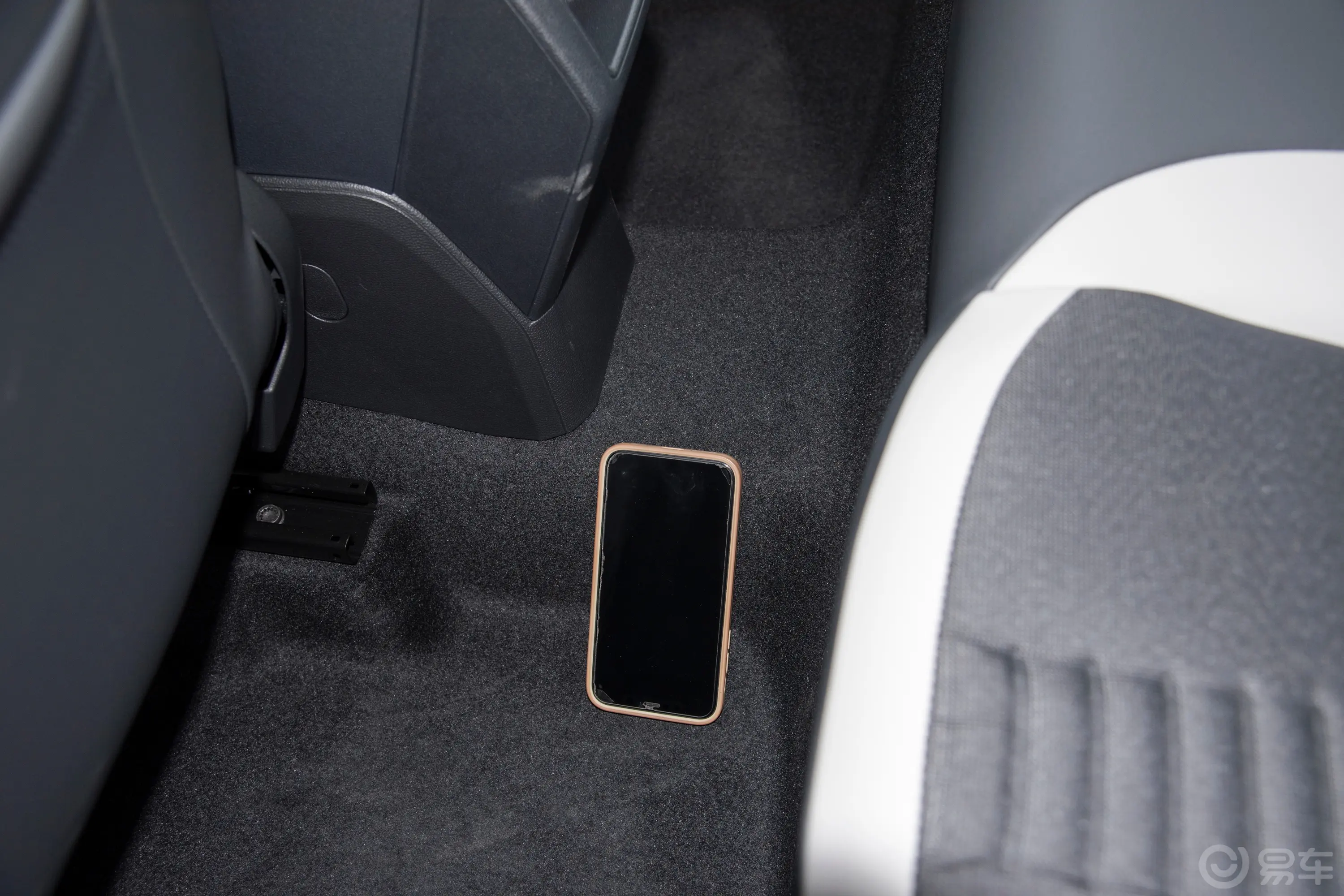 PoloPlus 1.5L 自动炫彩科技版后排地板中间位置