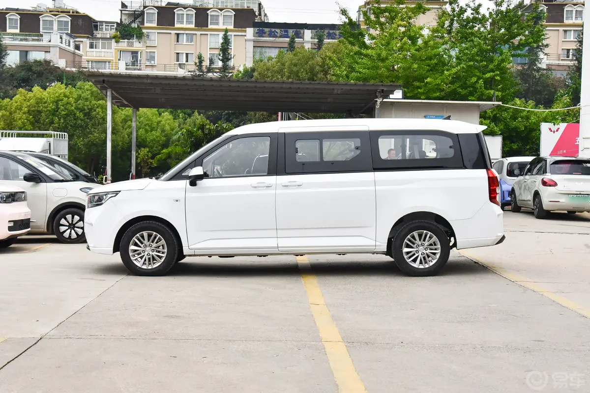 五菱征程EV360km 营运客车(普通级) 8座正侧车头向左水平