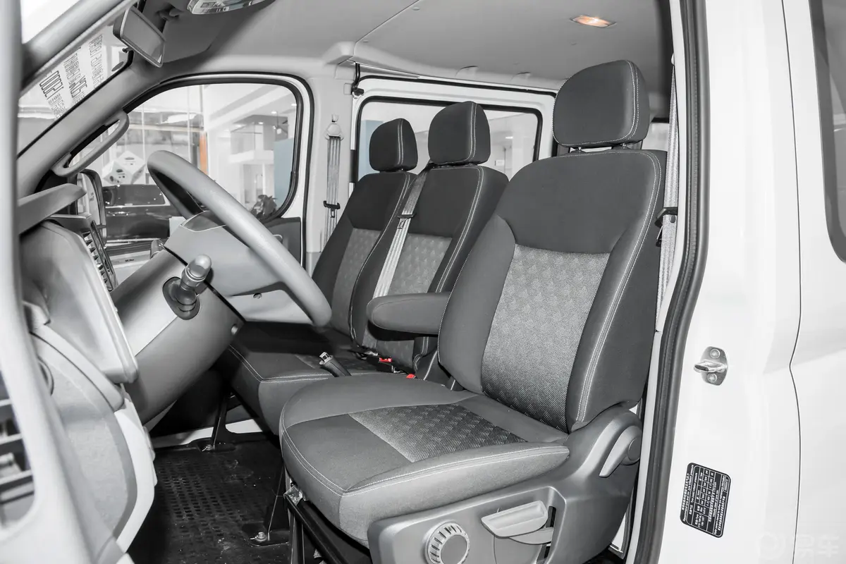 新途V80商旅PRO 2.0T 手动长轴中顶非营运 9座(四排)驾驶员座椅