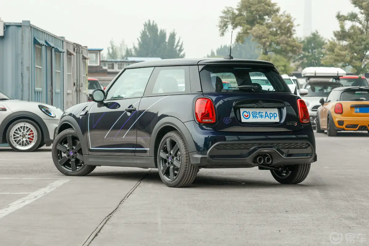 MINI2.0T COOPER S 紫夜出逃特别版侧后45度车头向左水平