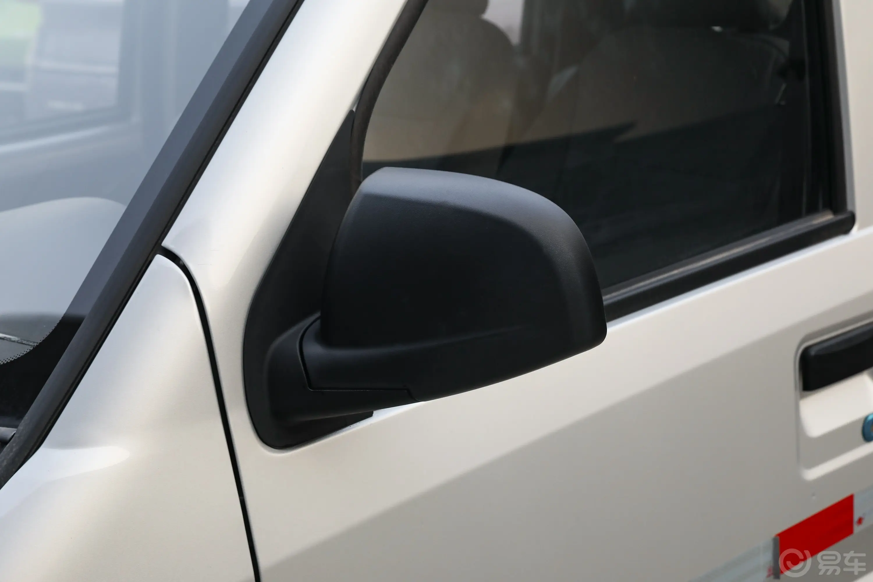 五菱荣光1.5L 手动封窗加长版基本型 5座主驾驶后视镜背面