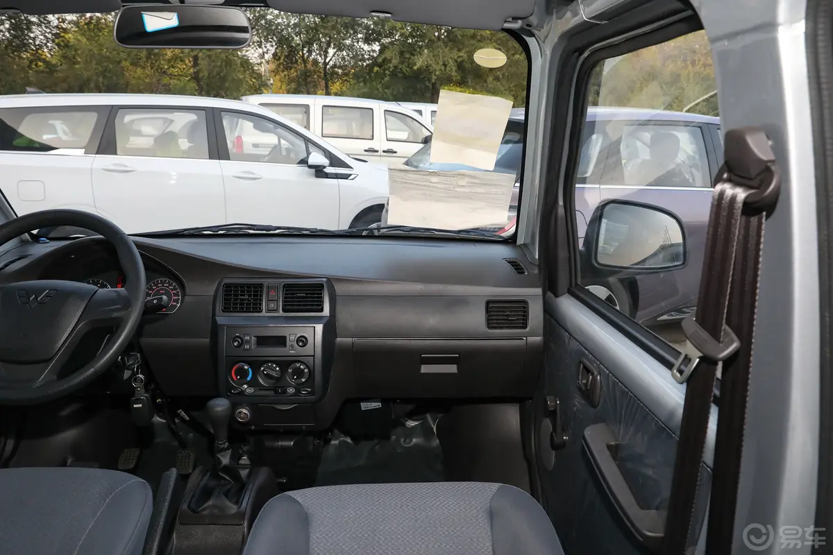 五菱荣光1.5L 手动封窗加长版基本型 5座副驾驶位区域