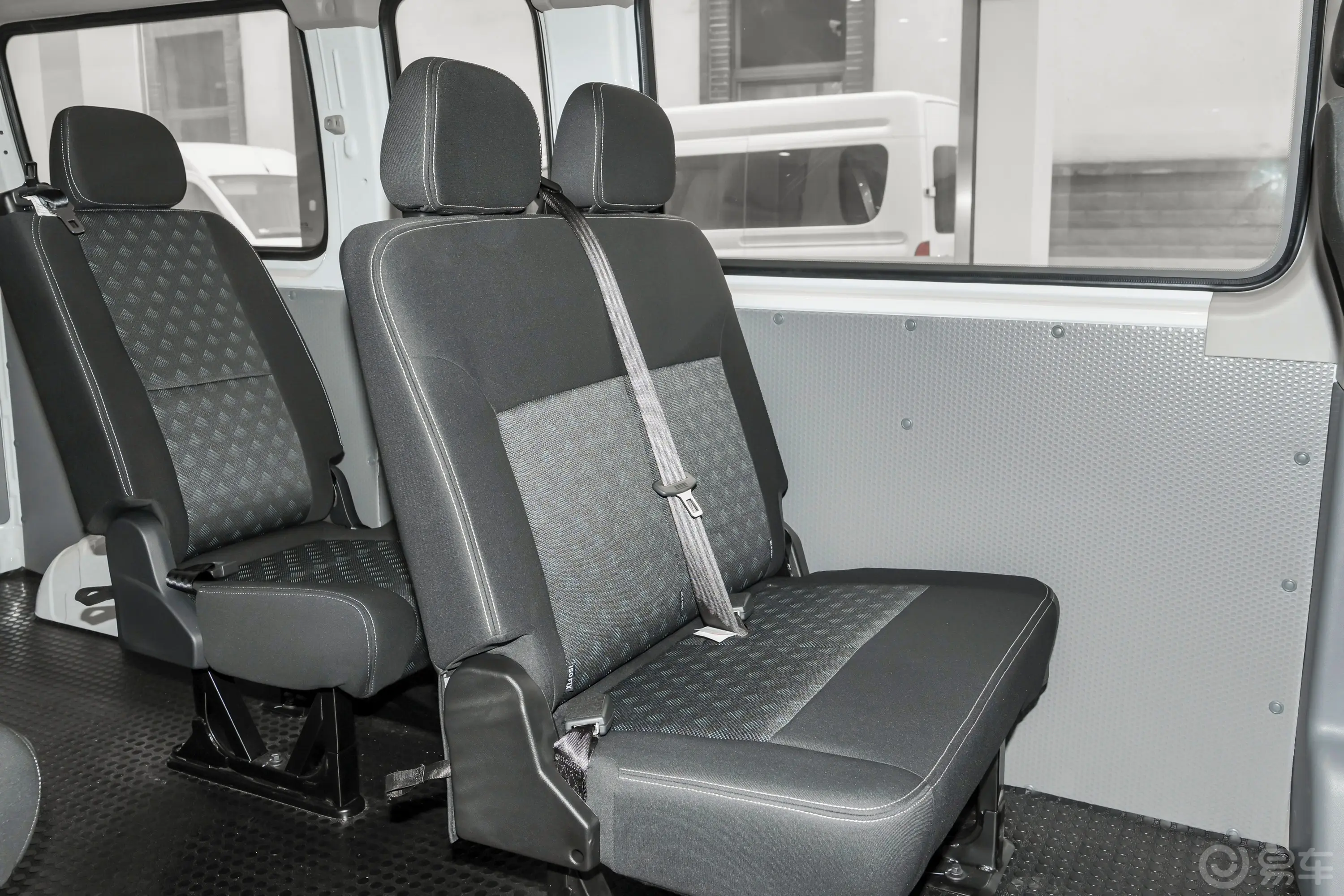 新途V80商旅PRO 2.0T 手动长轴中顶非营运 9座(四排)后排座椅